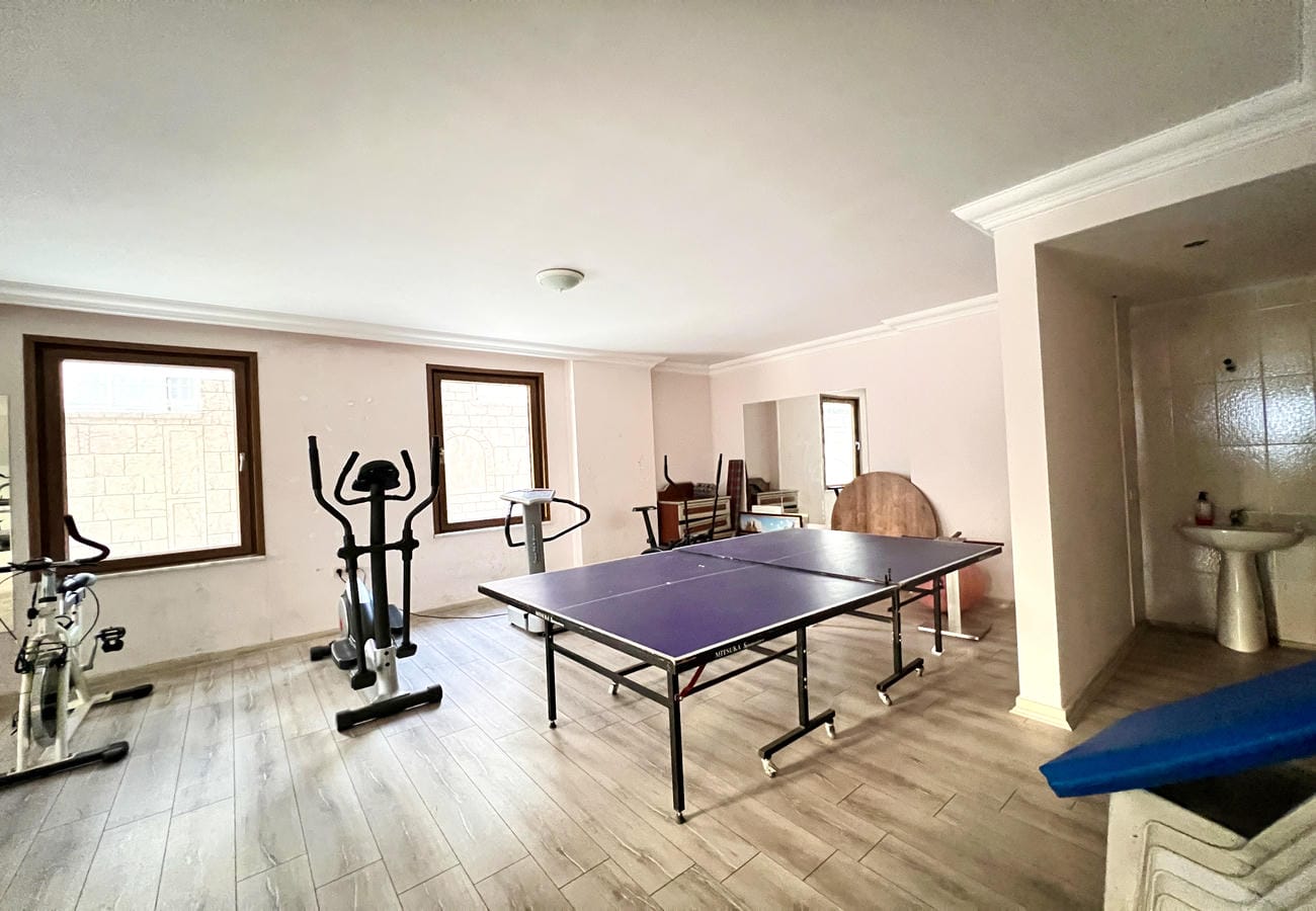 Tenis masası ve eliptik alet Çikcilli’de konutların bulunduğu kompleksteki spor salonunda