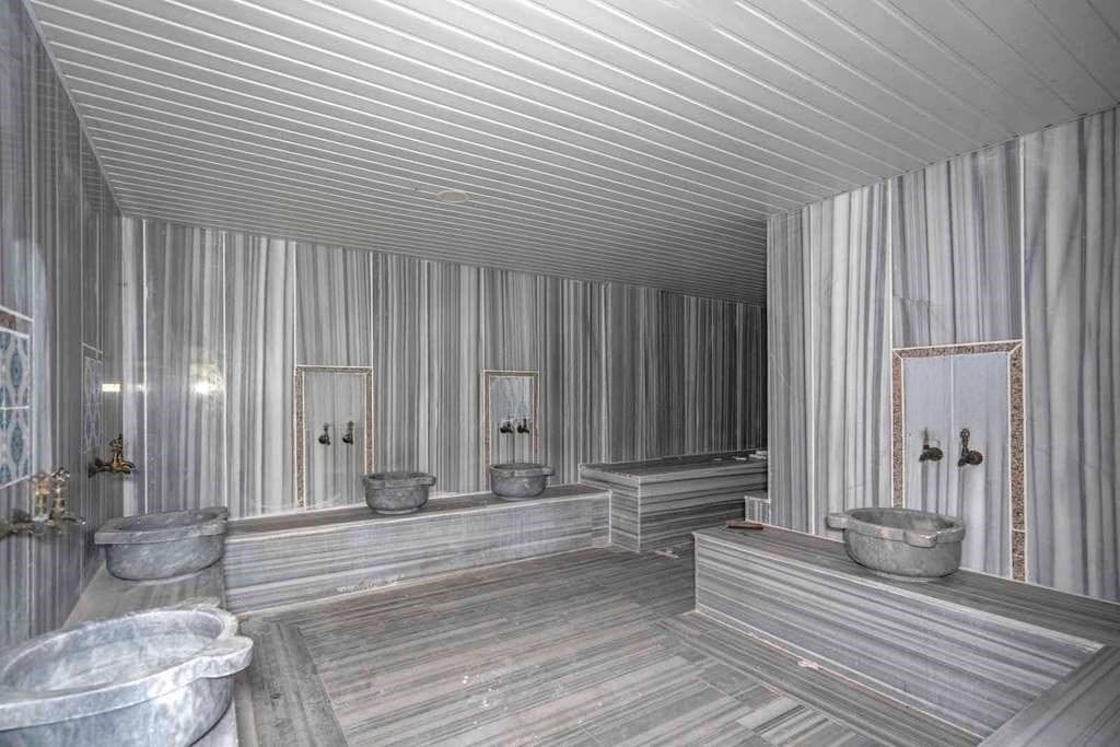 Mermer tekneli, oturaklı ve dekoratif şeritli hamam