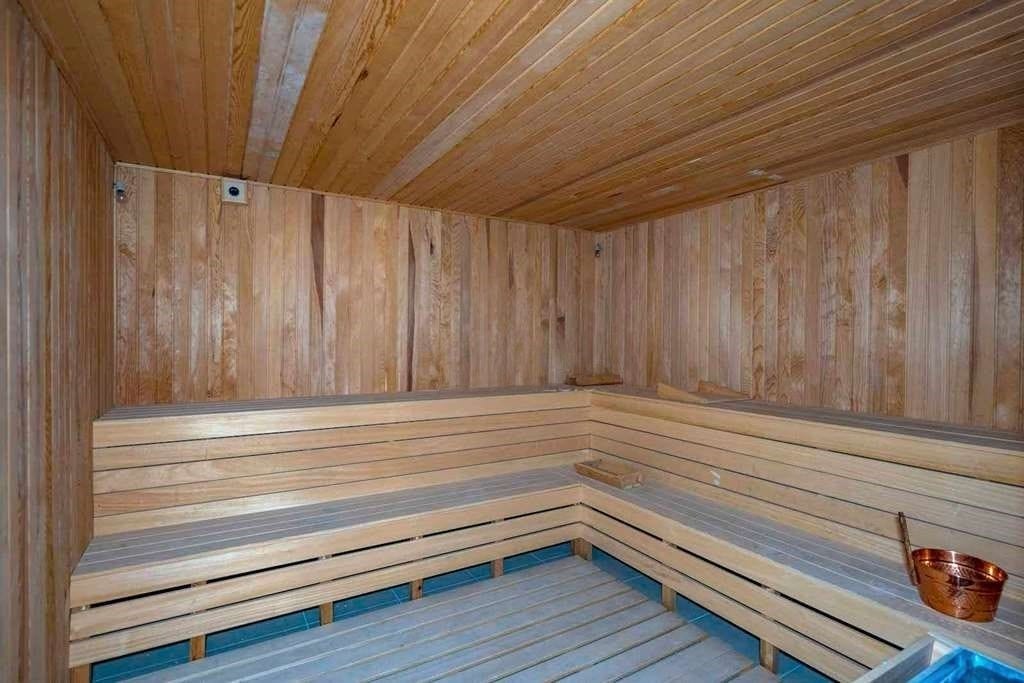 Ahşap rafları ve çıtalı tavanı bulunan sauna Çikcilli’deki 4+1 konutların bulunduğu komplekste