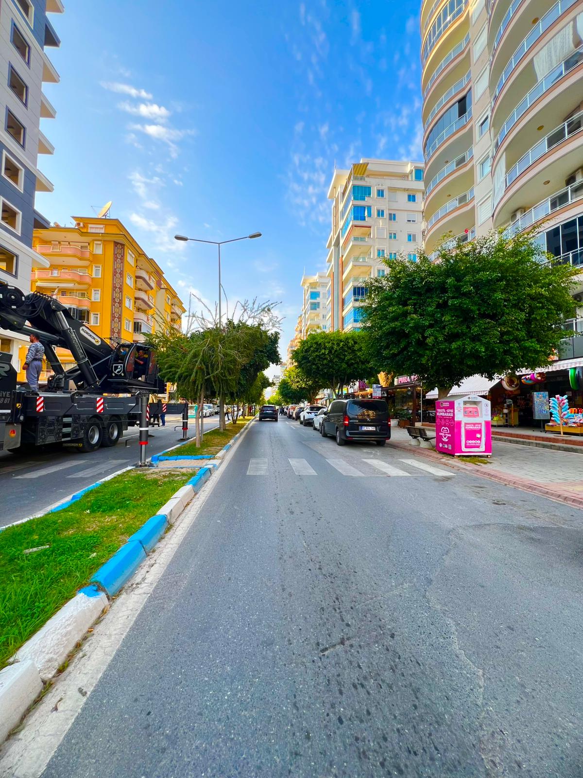 Yaya geçişli şehir caddesi, çevresindeki çok katlı evlerin ve mağazaların bulunduğu bölgede