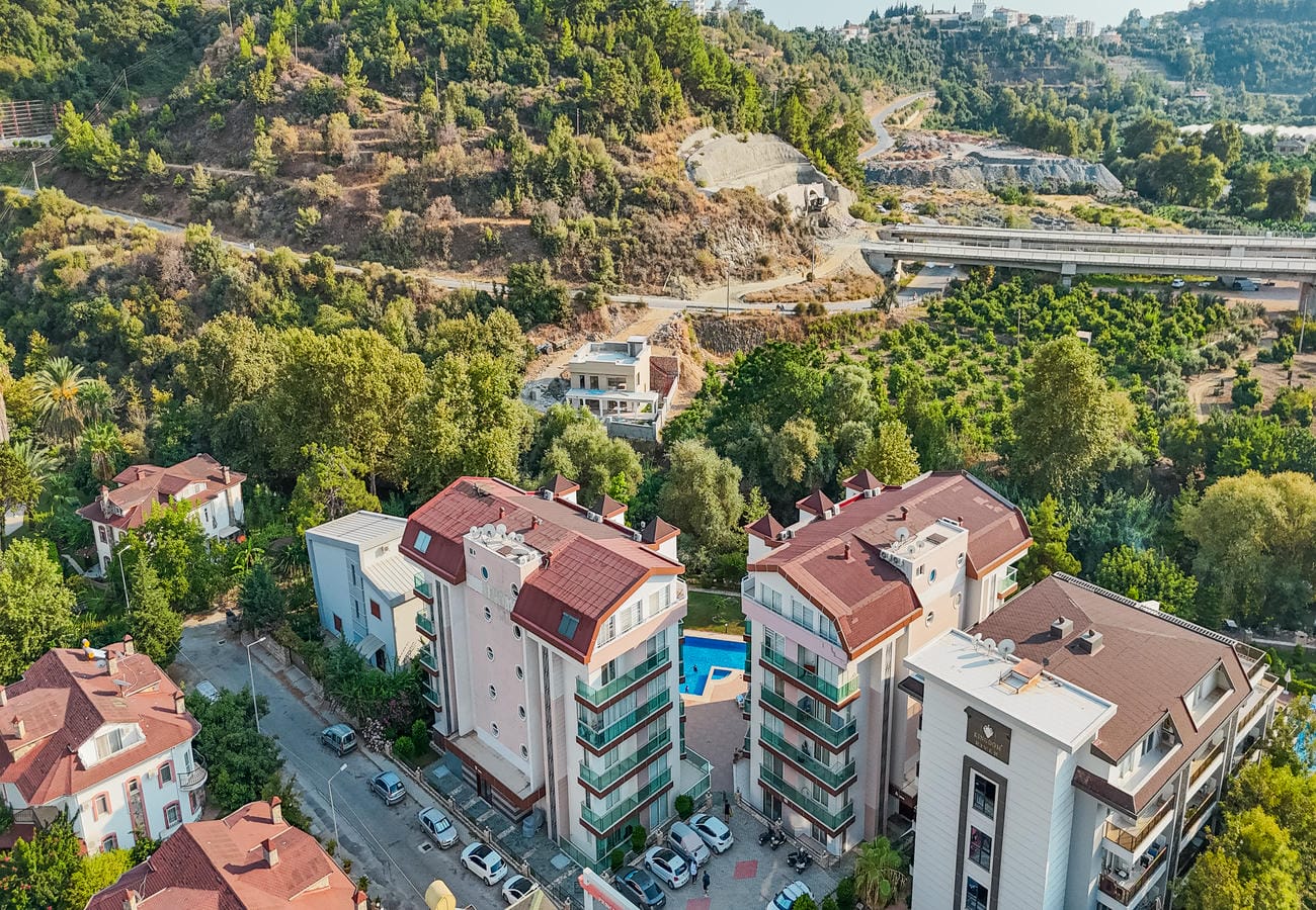 Kestel’de penthouse dairelerin bulunduğu Türkiye’deki sitede kırmızı çatılı evler ve portakal bahçeleri