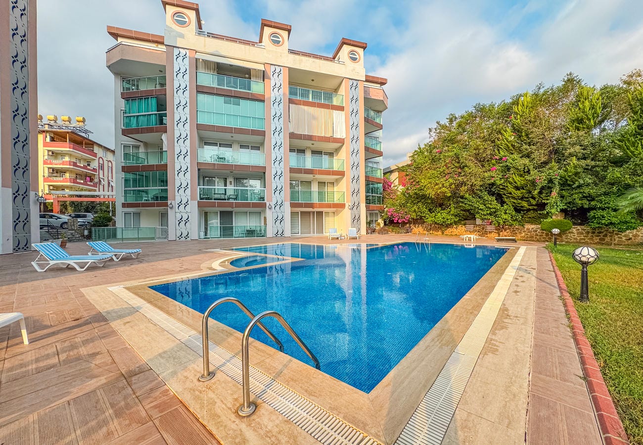 Panoramik camlı konut bloğunun önündeki havuz, Kestel’de satışta olan penthouse dairelerin bulunduğu komplekste