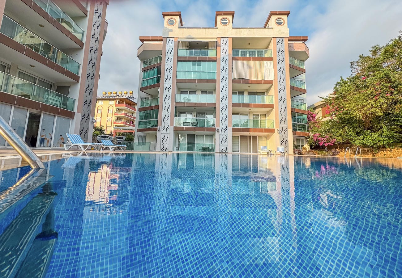 Mozaik kaplamalı açık havuz ve metal merdiven, Kestel’de penthouse dairelerin bulunduğu Türkiye sitesinde