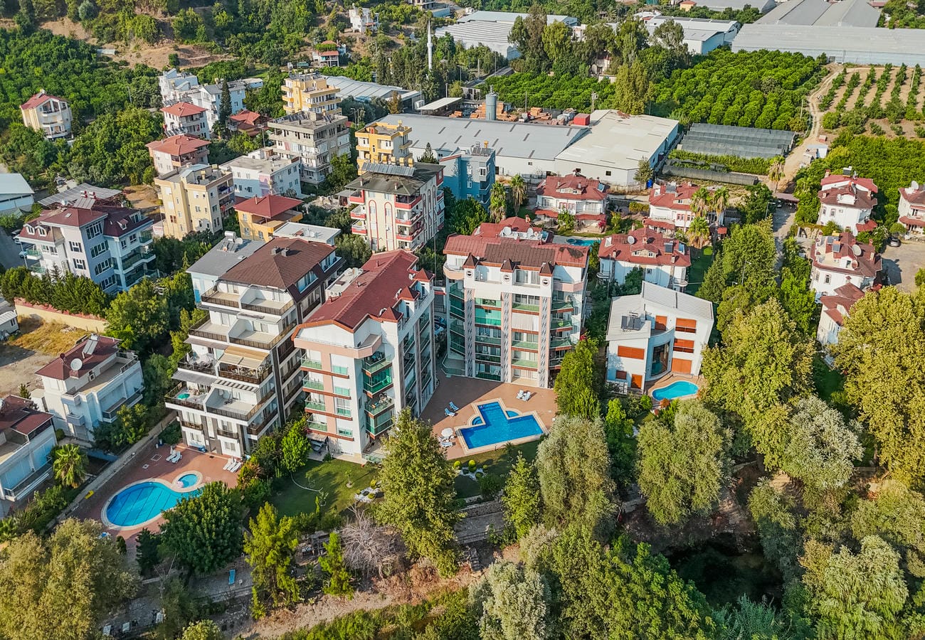 Birden çok blok ve havuzun yer aldığı yeşil site, Kestel’de dairelerin satıldığı yaşam alanı