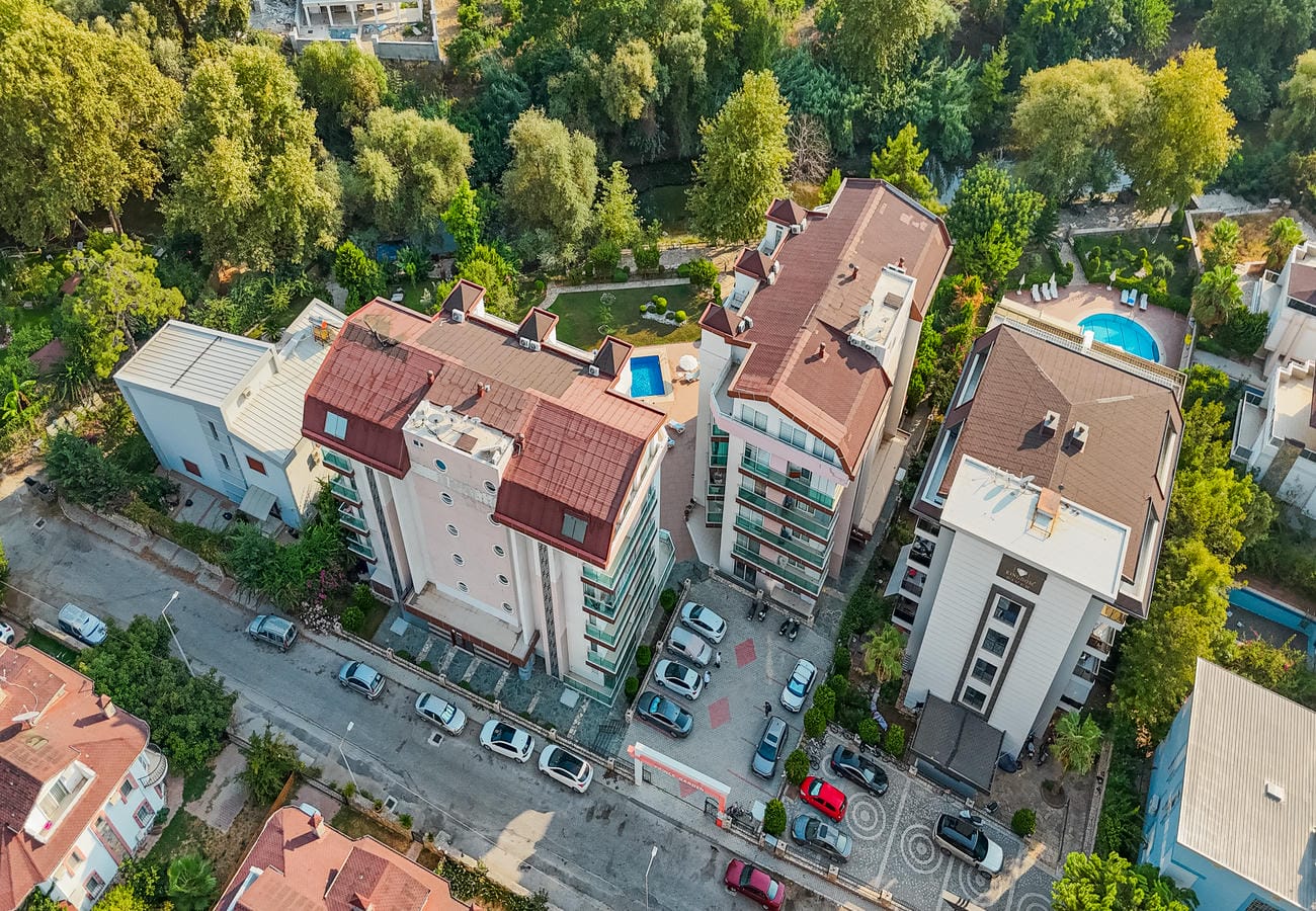 Kırmızı kiremit çatılı bloklar ve avlu havuzu, Türkiye’de satılık rezidansların bulunduğu sitede