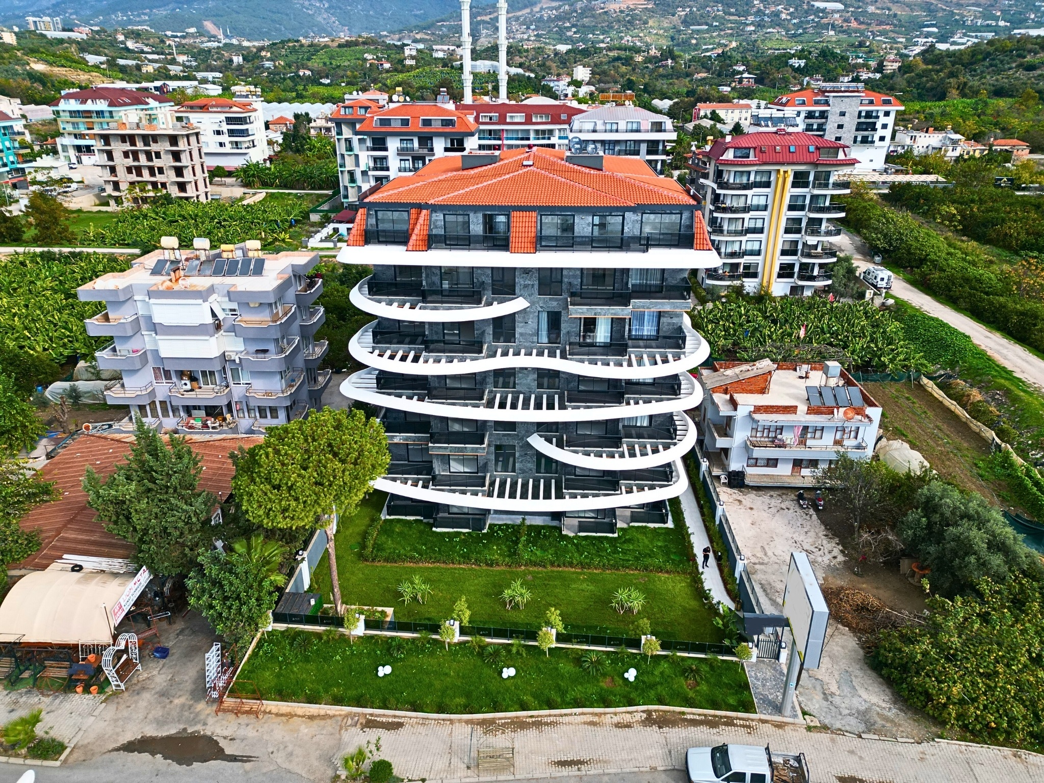 Five-story stone facade with wave-shaped balconies for a penthouse for sale in Kestel