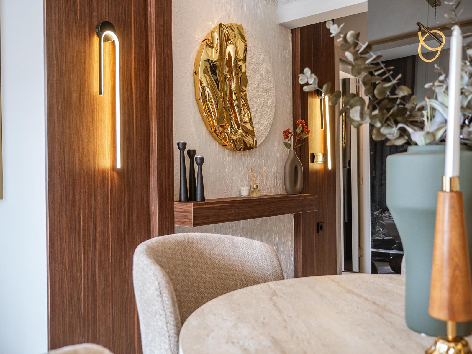 Столовая зона в Турции, выставленная на продажу, с вазой, свечой и деревянной стеновой панелью