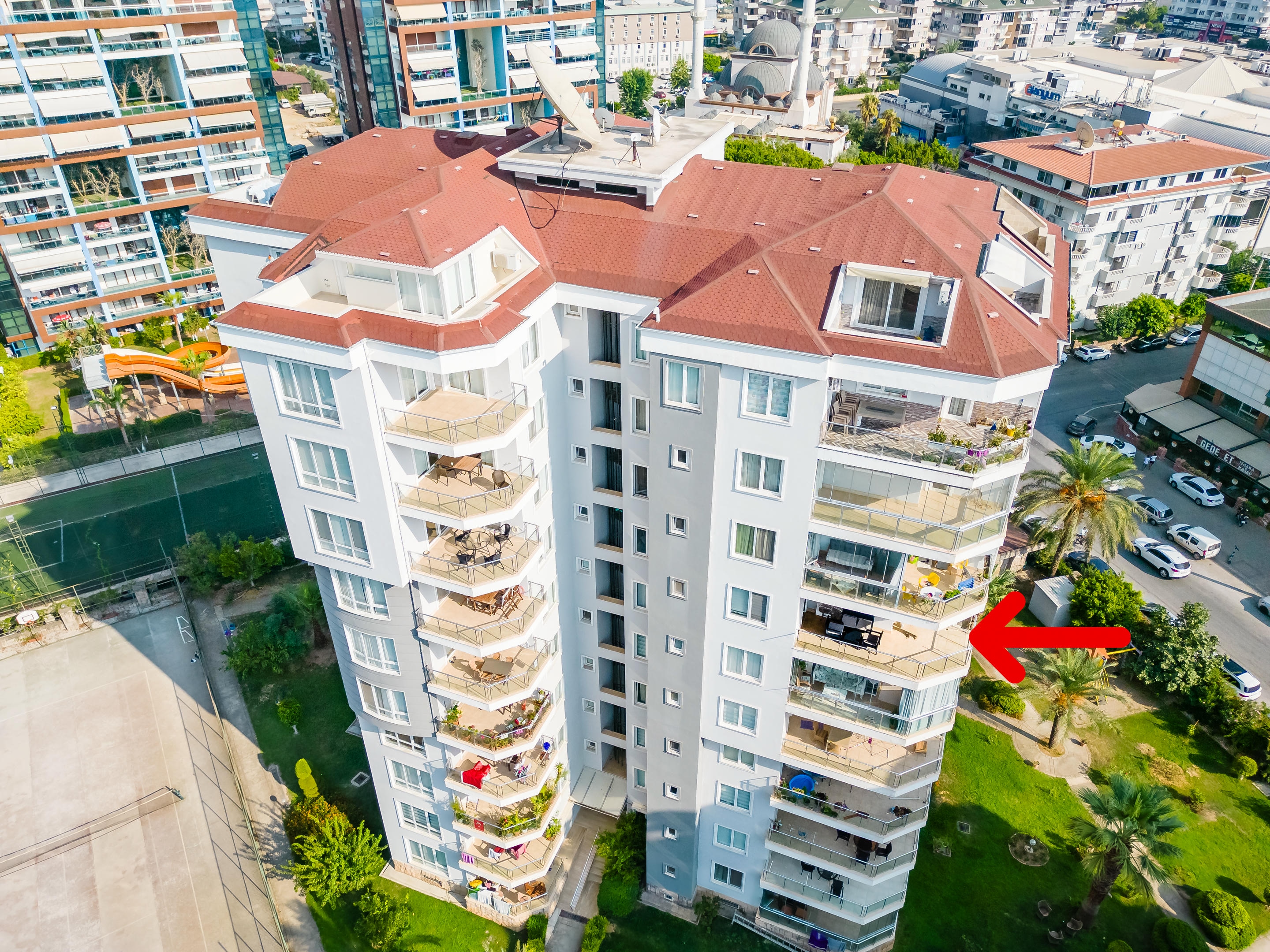 Дом с красной крышей и балконами: квартира 2+1 в продаже, Джикджилли, Алания, Турция — New Level Group