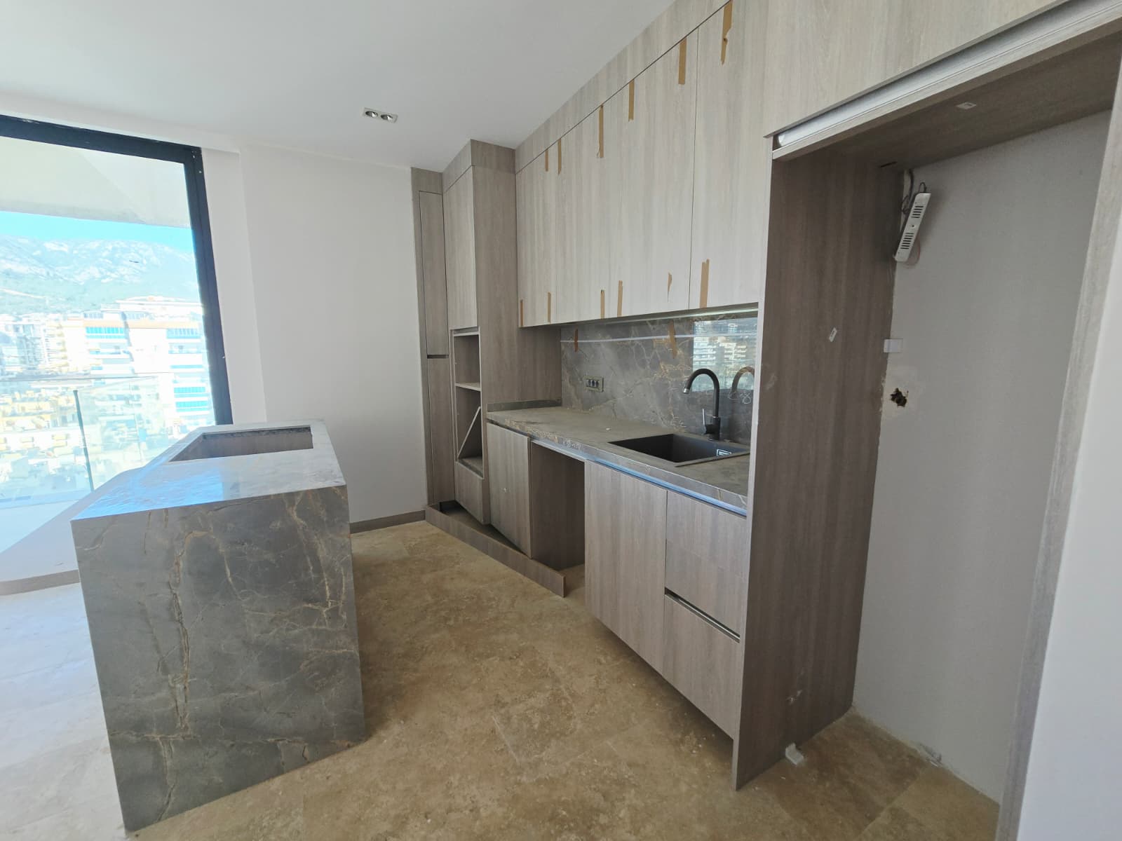 Квартира 1+1 в Махмутларе от собственника - 71 м2, первая линия, премиальный комплекс с собственным пляжем