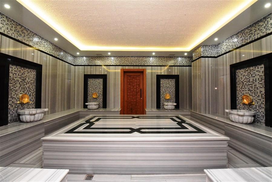 Хамам с мраморным лежаком и чашами в комплексе с дуплексами в Алании