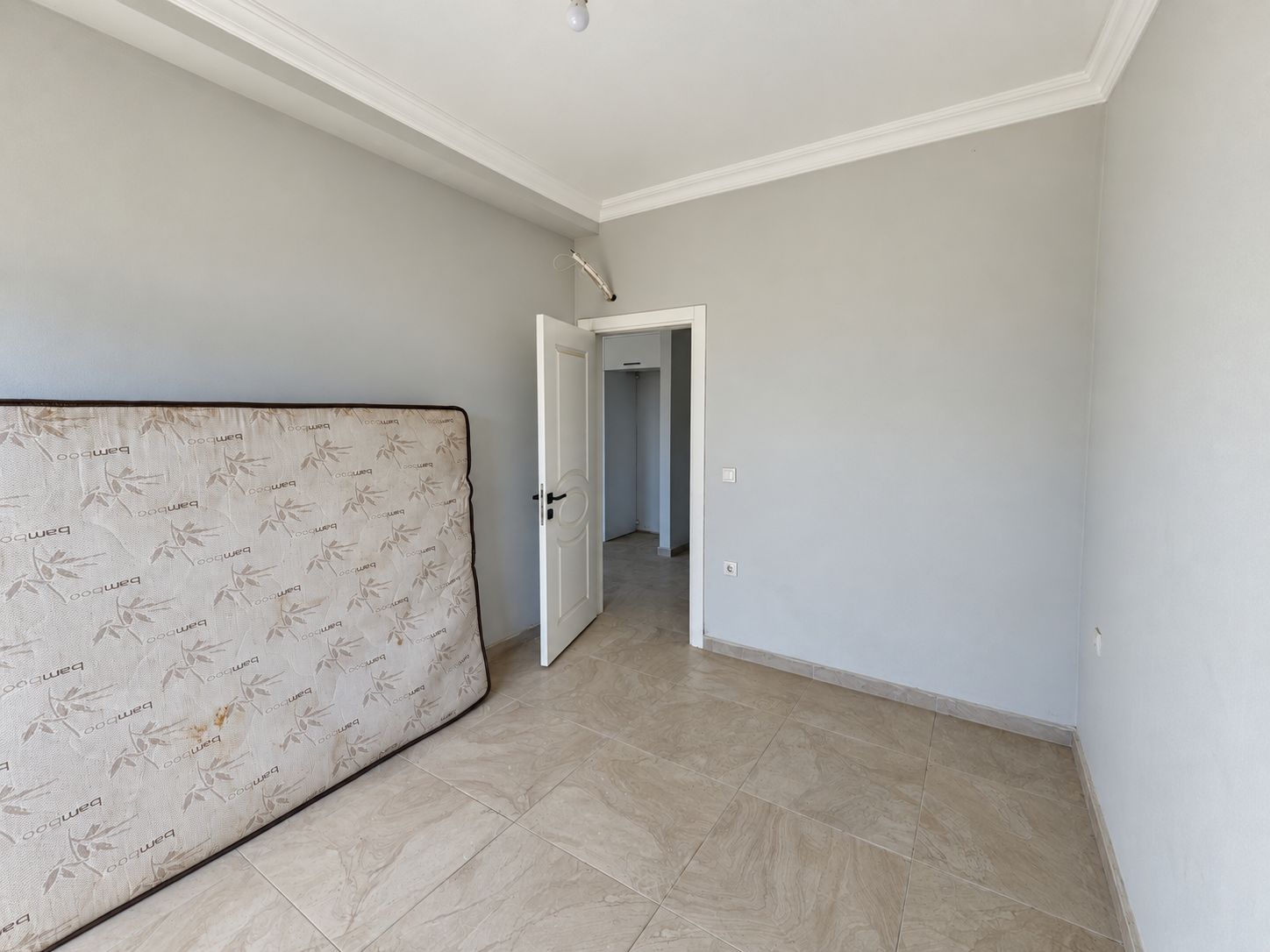 Room with gray walls, a mattress and ceiling cornice in a commercial property in Alanya