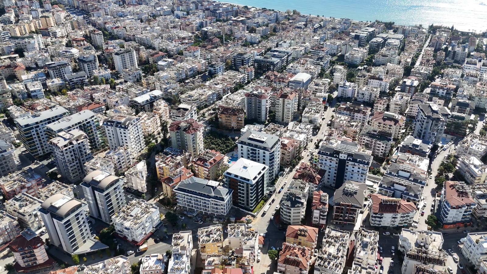 Панорама жилых кварталов и моря над апартаментами 2+1 в продаже в Турции