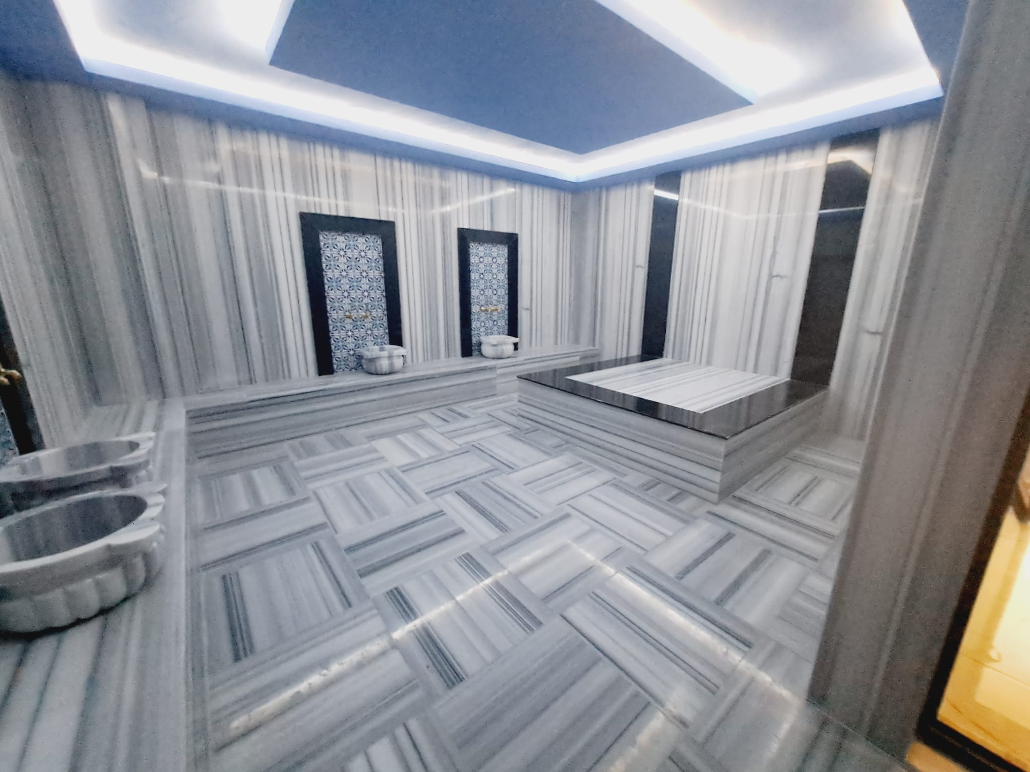 Хамам с мраморной центральной платформой, двумя чашами и панно с синим орнаментом