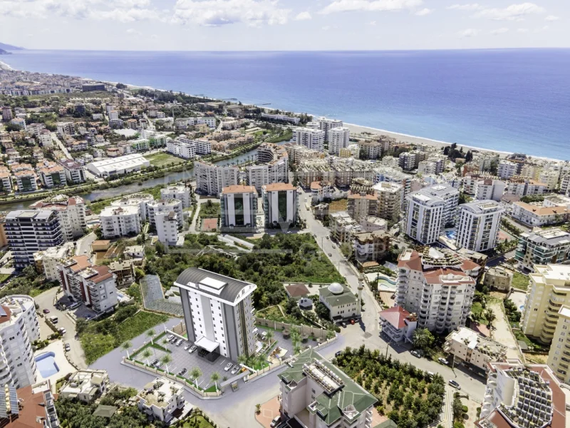 Панорама прибрежного города с бирюзовым морем: дуплекс 2+1 в продаже в Тосмуре, Алании, Турция — New Level Group