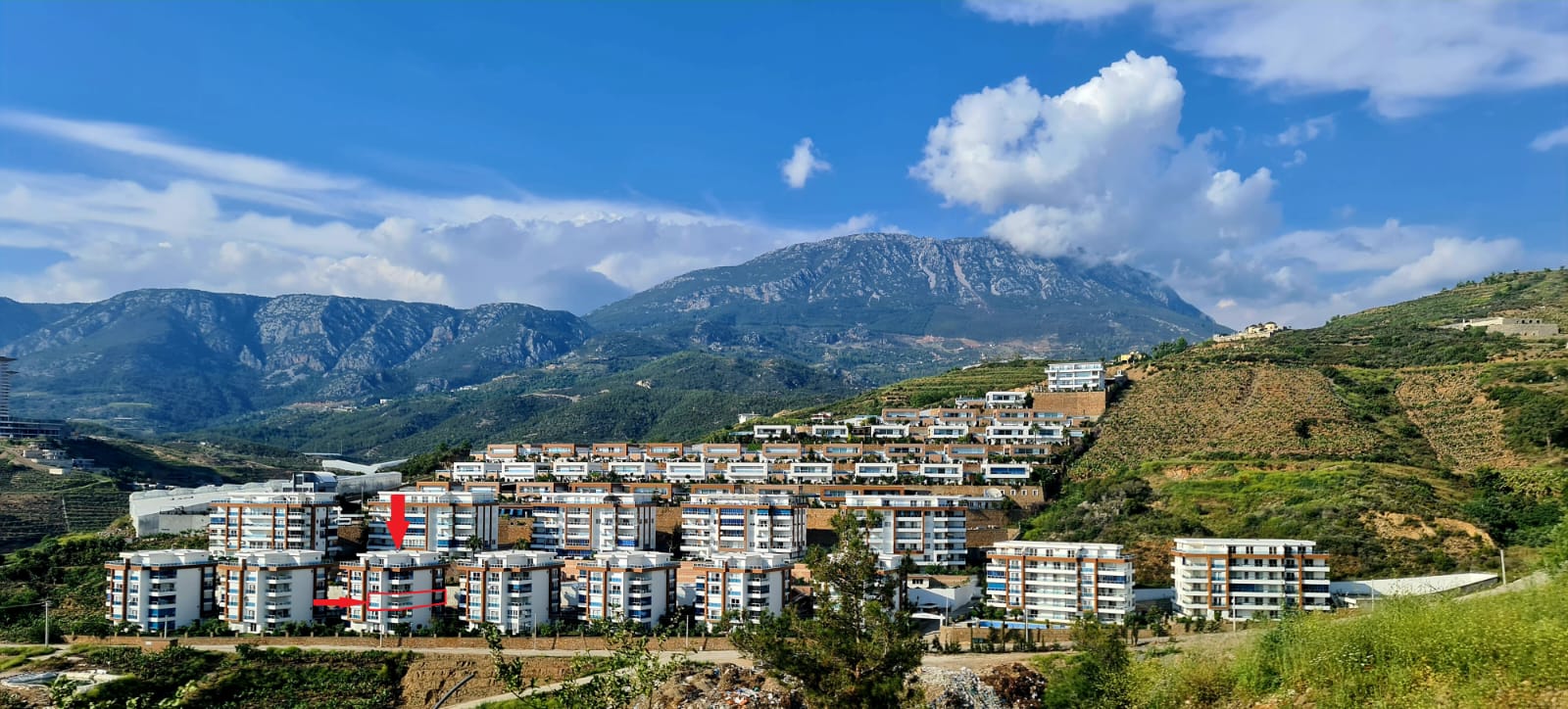 Панорама белых корпусов у гор и дороги в Каргыджаке, Алания, Турция