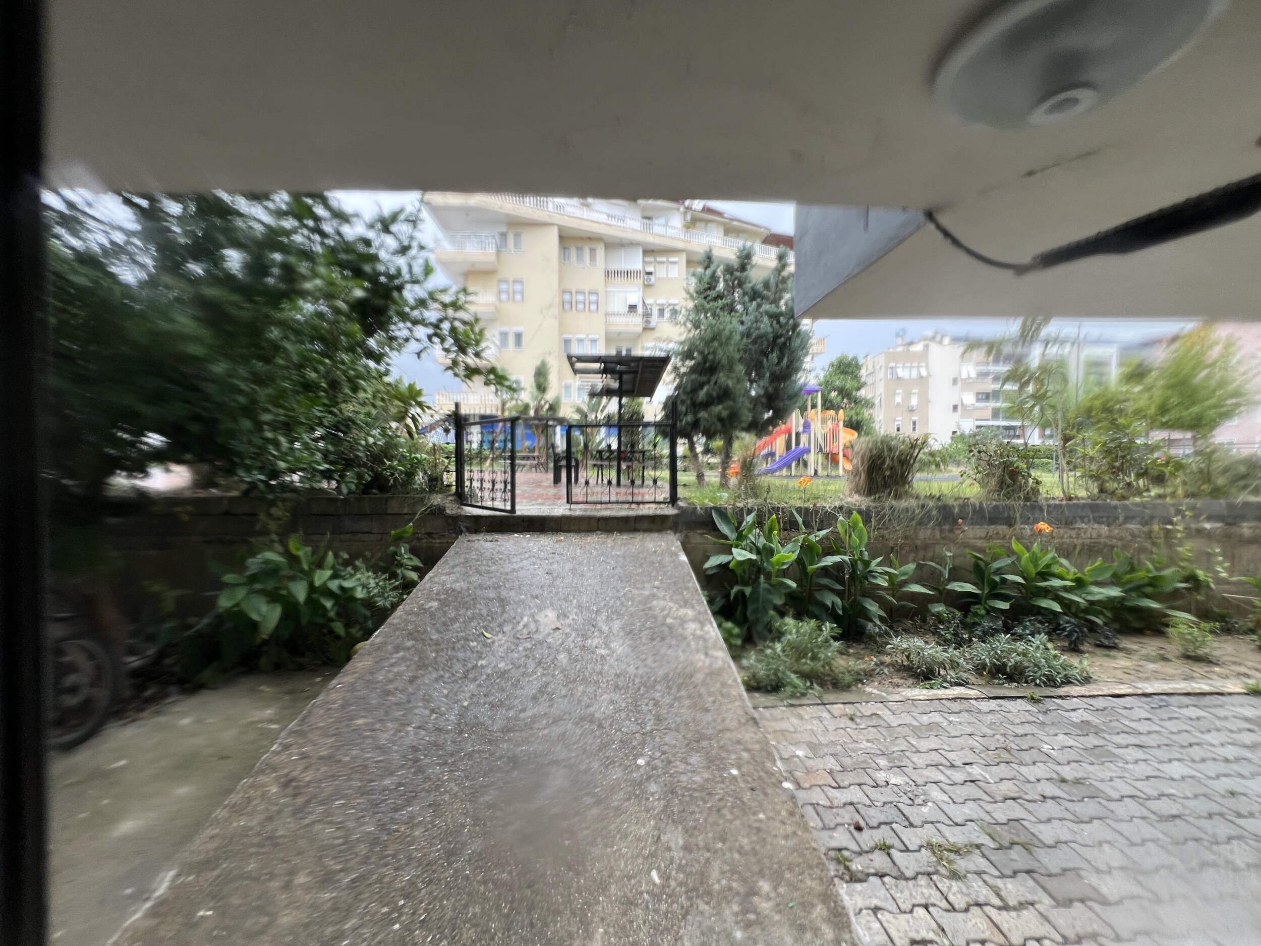 Пандус и мощёная дорожка у детской площадки комплекса, где продаются квартиры