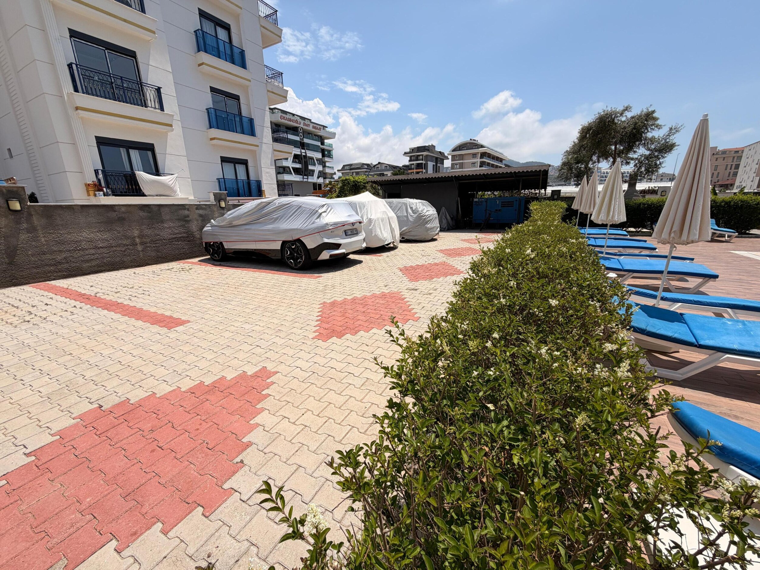 Kargıcak'ta daireli konut bloklarının yanında örtülü araçların bulunduğu açık otopark