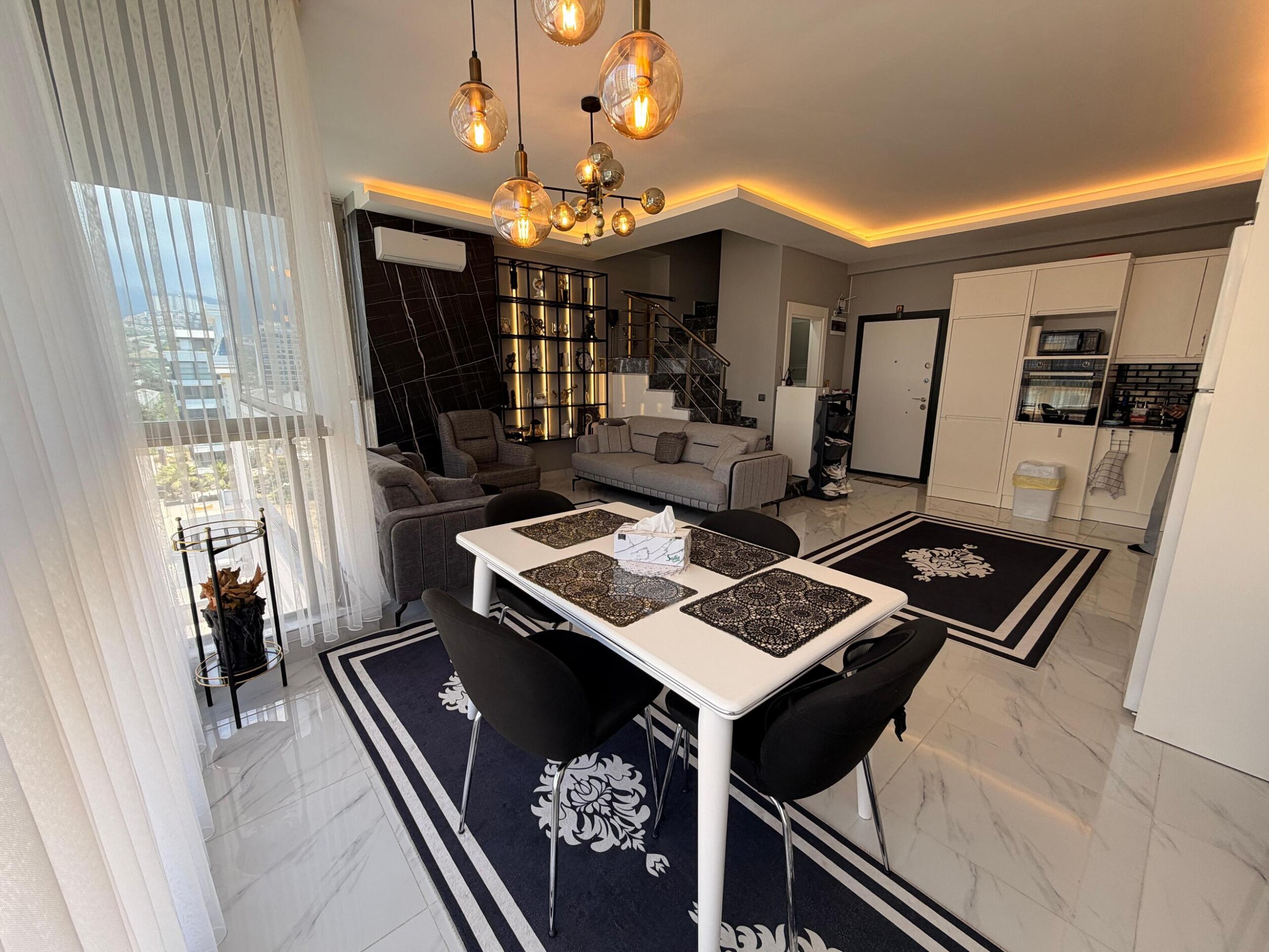 Beyaz mutfaklı salon: Alanya'nın Kargıcak bölgesinde satılık 2+1 penthouse, Türkiye — New Level Group