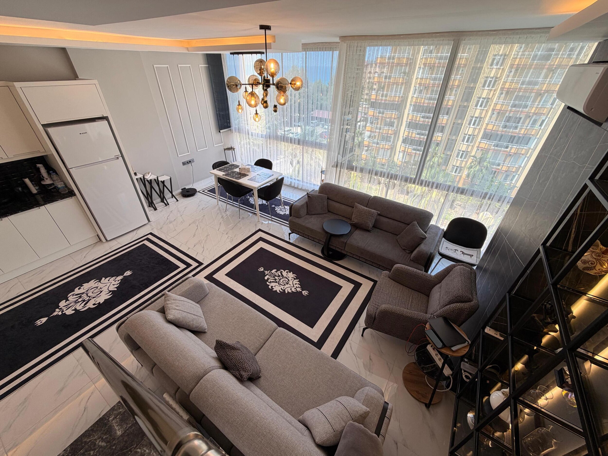 Kargıcak'ta Türkiye'deki 2+1 penthouse mutfak-salonda iki gri kanepe ve köşe pencereler