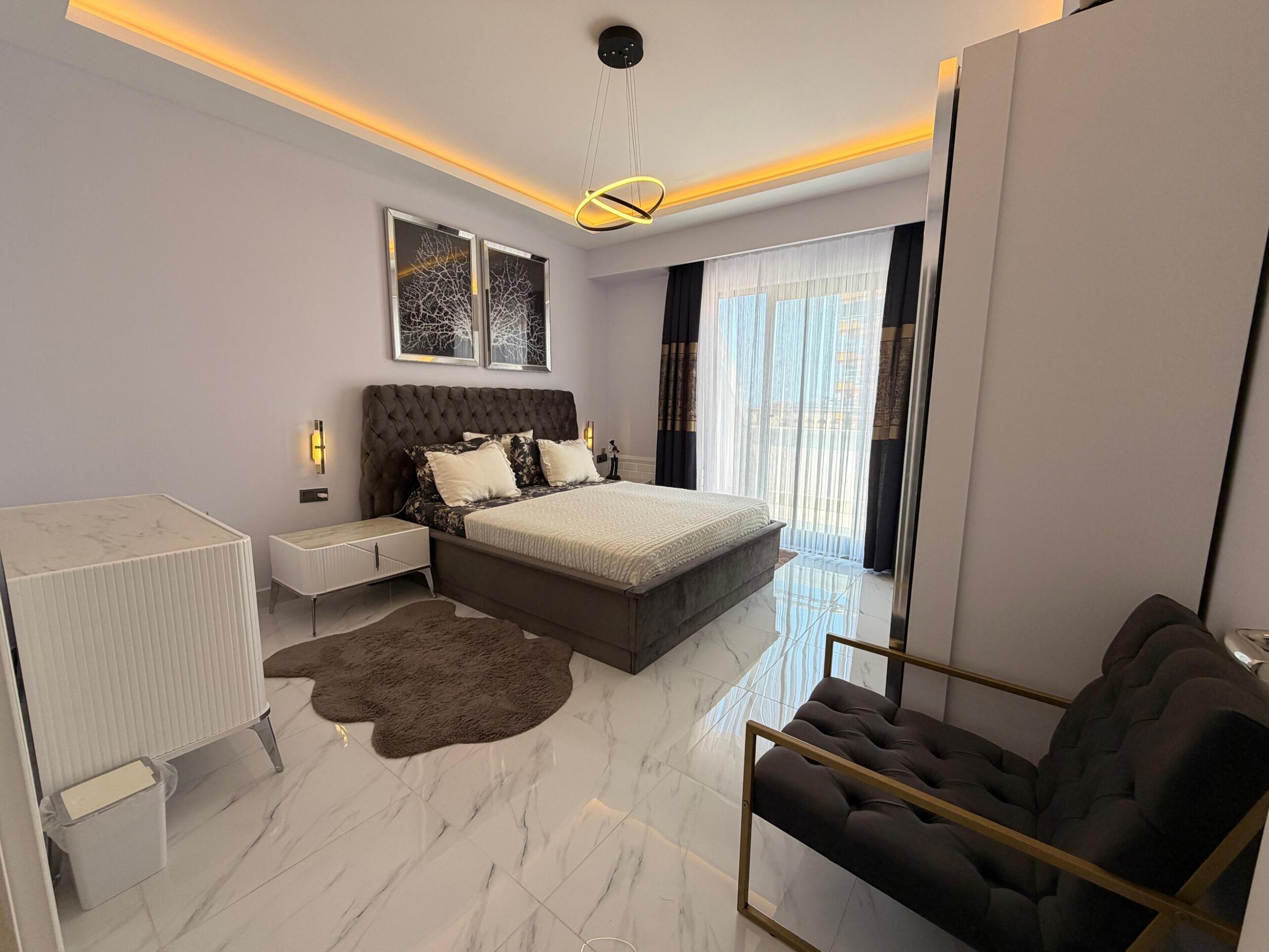 Kargıcak'taki penthouse yatak odasında çift kişilik yatak, beyaz dolap ve balkon kapısı