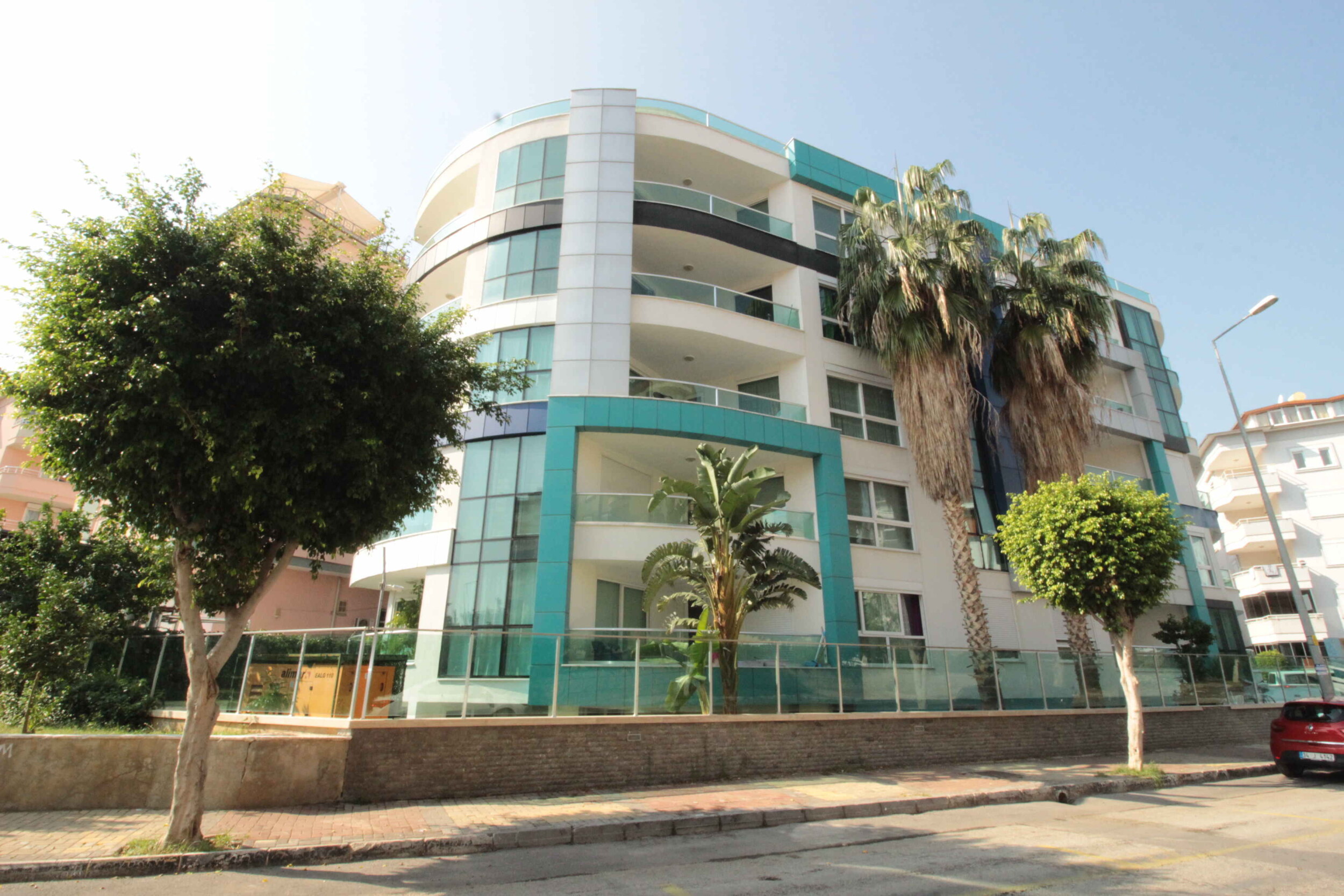 Beş katlı beyaz cephe ve yuvarlak balkonlar: Oba’da satılık 3+1 penthouse, Alanya, Türkiye — New Level Group