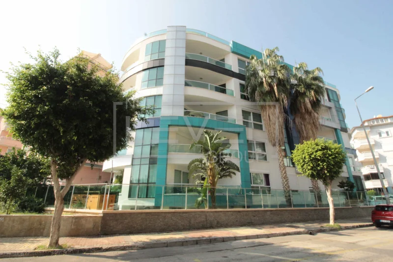 Beş katlı beyaz cephe ve yuvarlak balkonlar: Oba’da satılık 3+1 penthouse, Alanya, Türkiye — New Level Group