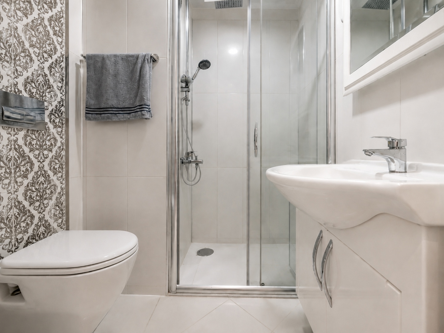 Cam duş kabini, asma klozet ve bitki desenli fayanslı banyo, Oba’daki dublekste
