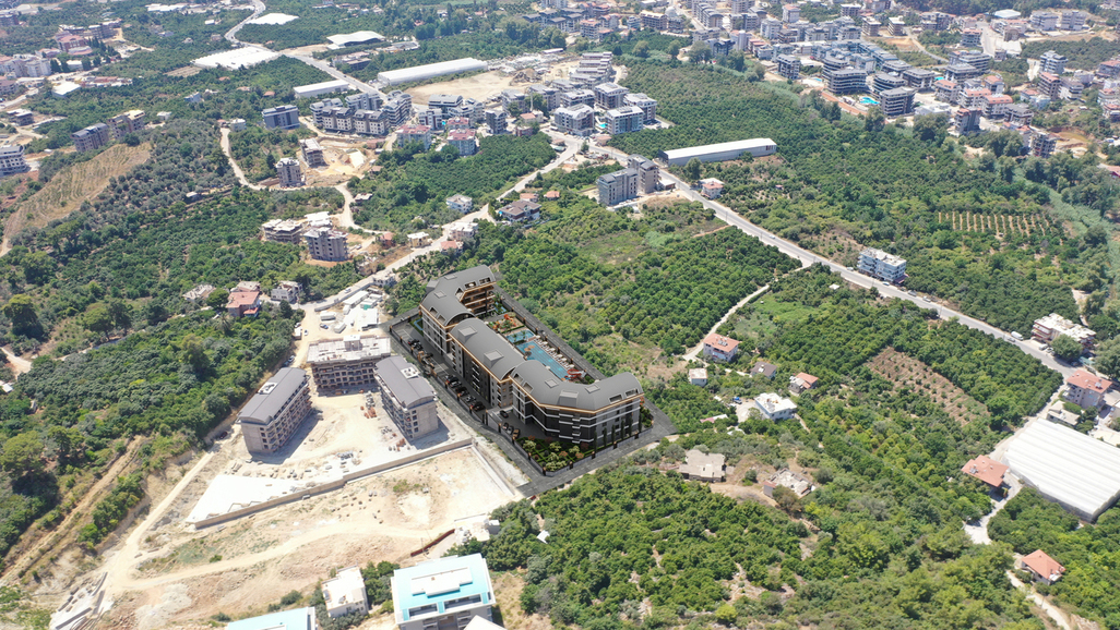 Yeşil tepeler ve seralar arasında Türkiye’de satılık rezidansın inşaatı