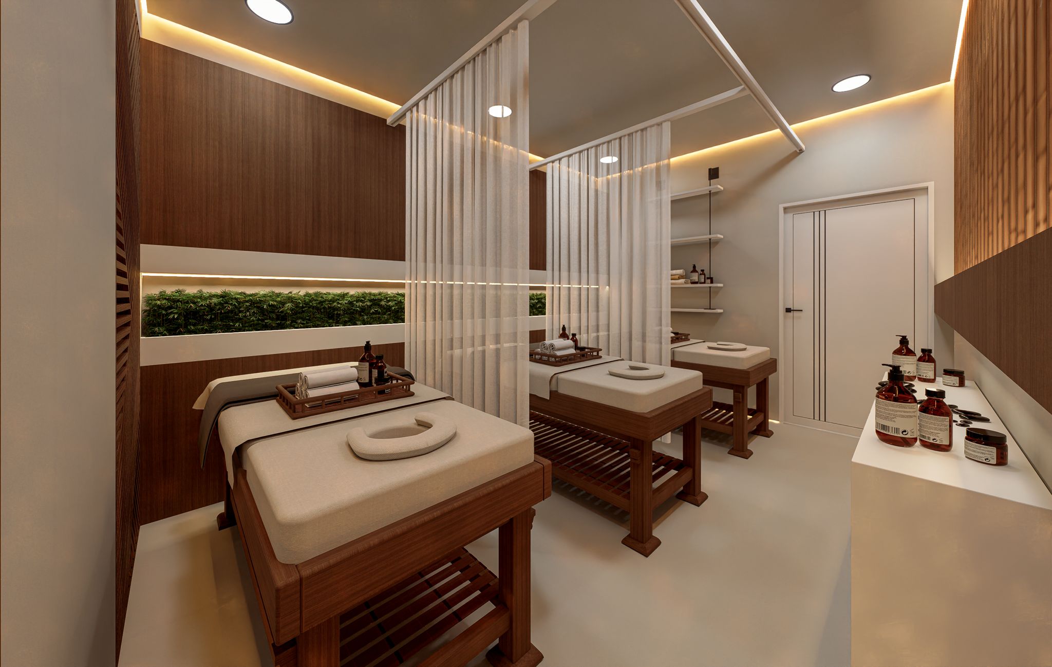 Spa alanında iki ahşap masaj yatağı ve bitkili uzun niş, Oba’da dairelerin sitesinde