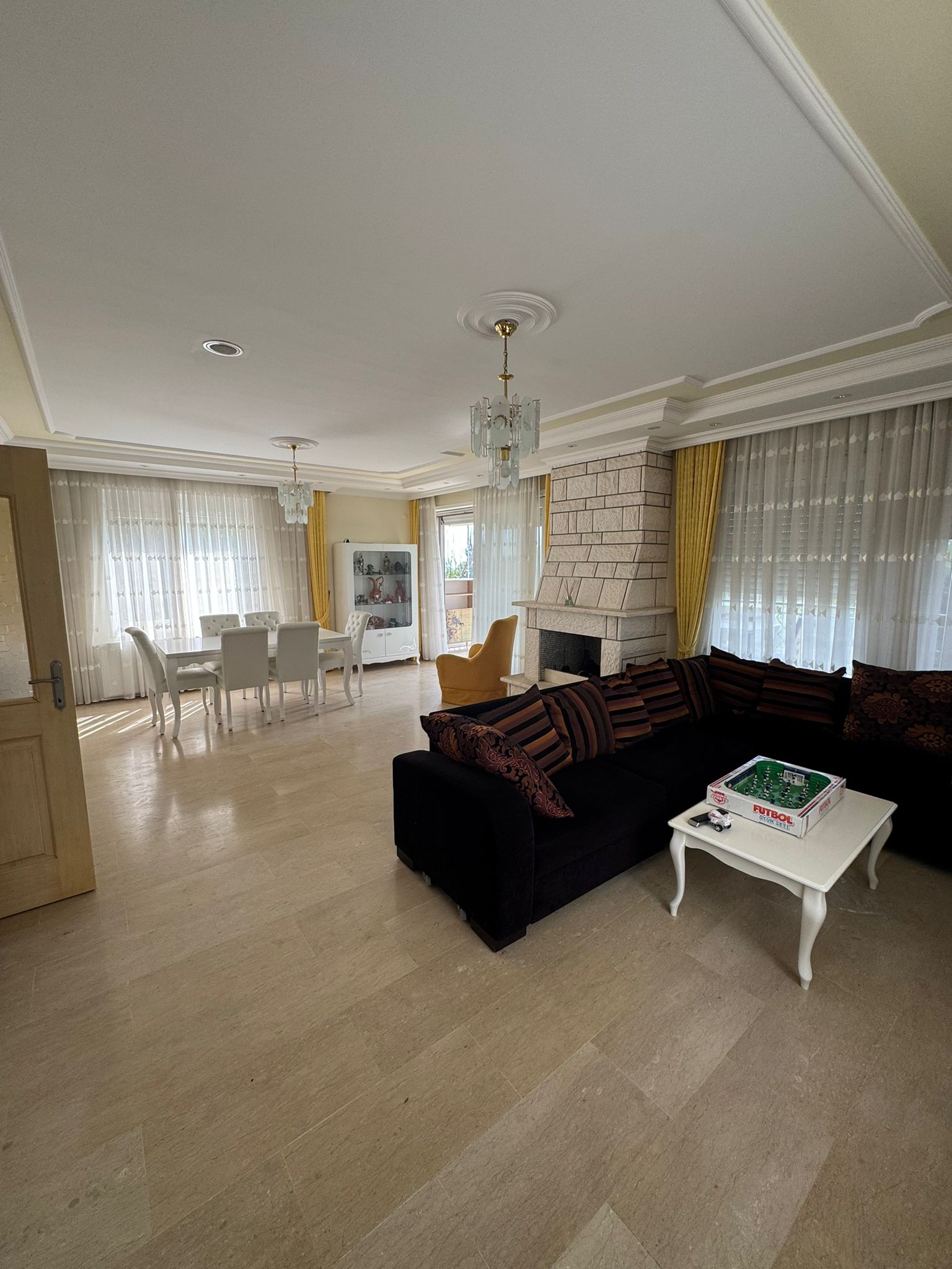 Konaklı'da, deniz manzaralı ve eşyalı, iki katlı 3+1 villa – bir kır evi kompleksinde.
