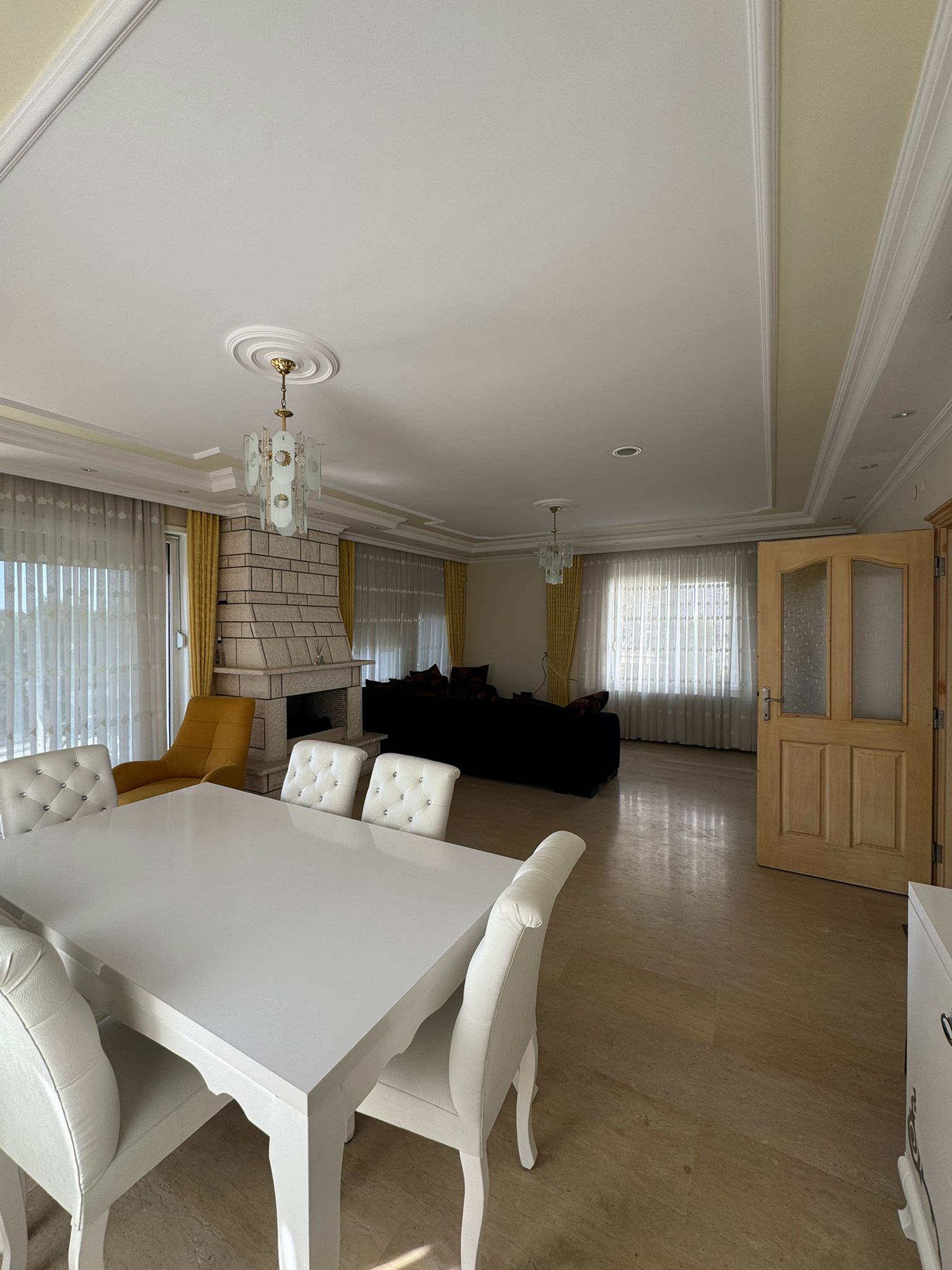 Konaklı'da, deniz manzaralı ve eşyalı, iki katlı 3+1 villa – bir kır evi kompleksinde.