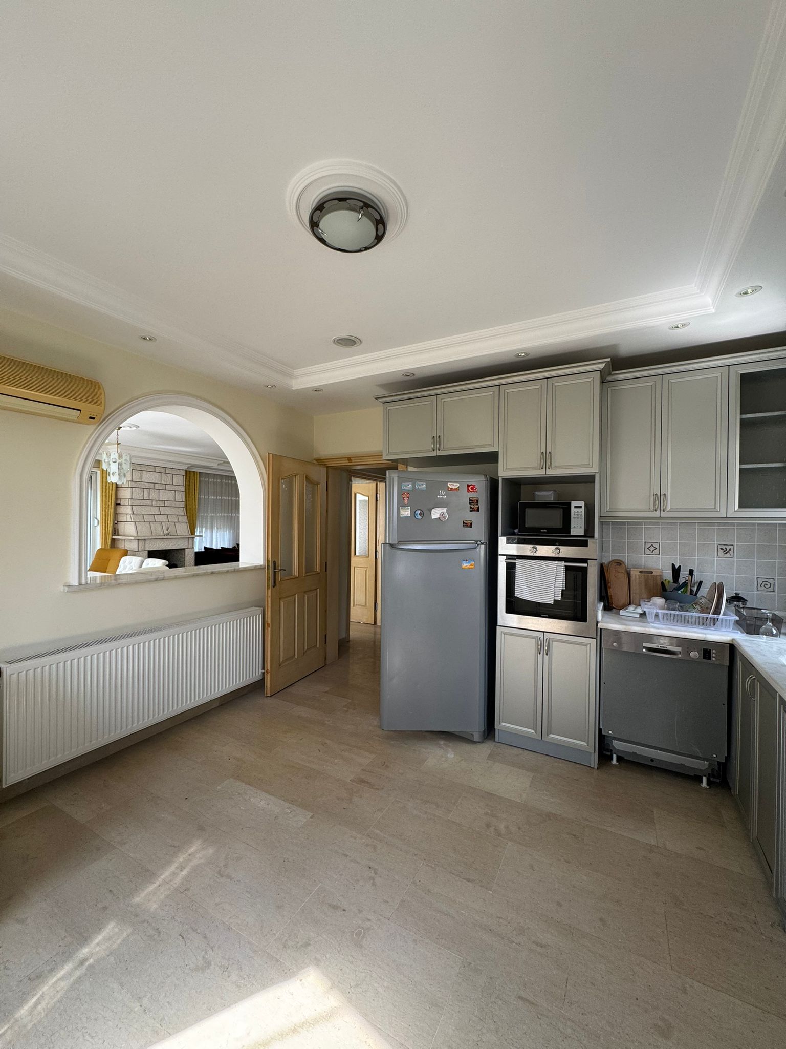 Konaklı'da, deniz manzaralı ve eşyalı, iki katlı 3+1 villa – bir kır evi kompleksinde.