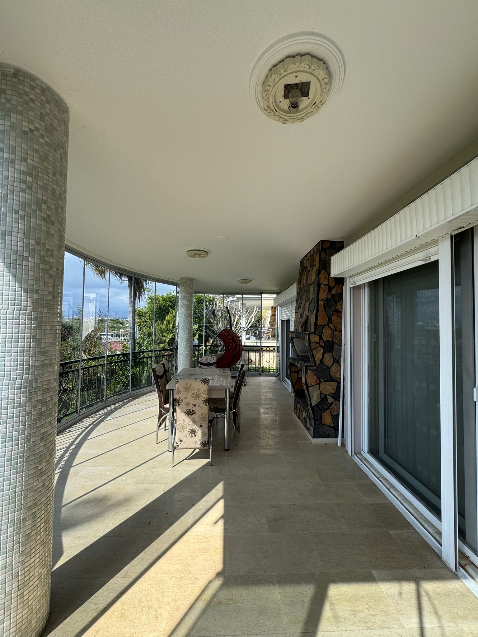 Konaklı'da, deniz manzaralı ve eşyalı, iki katlı 3+1 villa – bir kır evi kompleksinde.