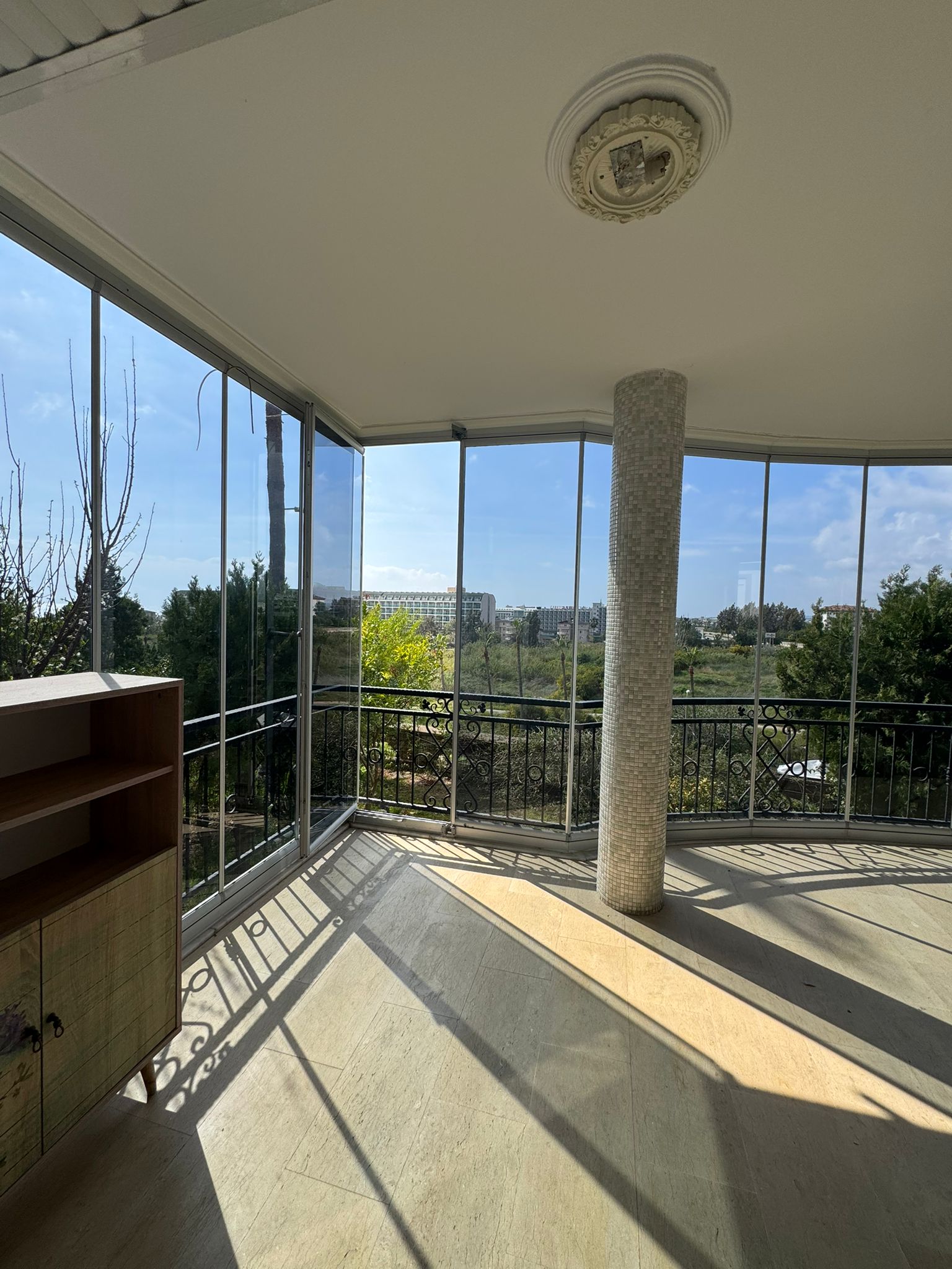 Konaklı'da, deniz manzaralı ve eşyalı, iki katlı 3+1 villa – bir kır evi kompleksinde.