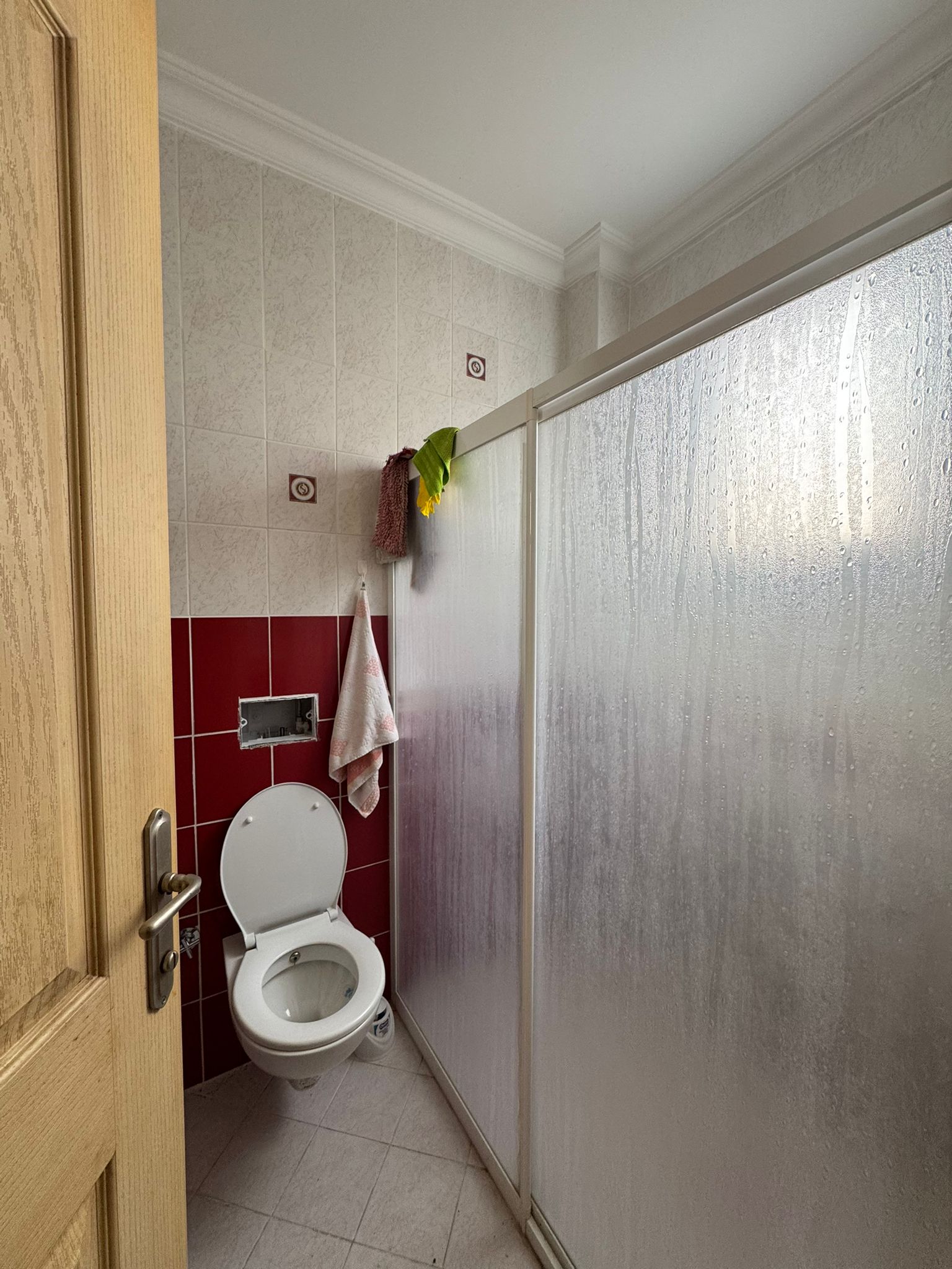 Konaklı'da, deniz manzaralı ve eşyalı, iki katlı 3+1 villa – bir kır evi kompleksinde.
