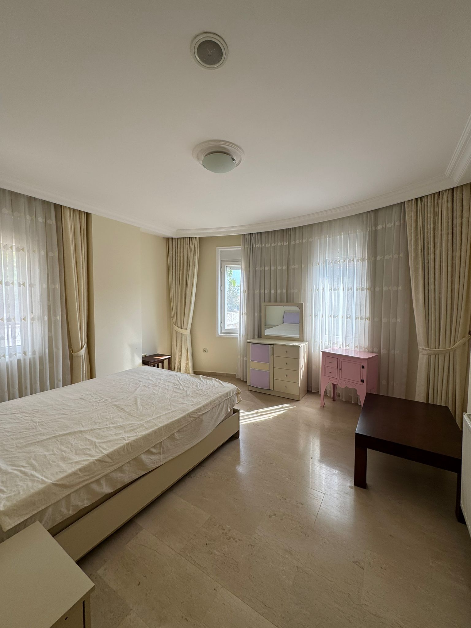Konaklı'da, deniz manzaralı ve eşyalı, iki katlı 3+1 villa – bir kır evi kompleksinde.