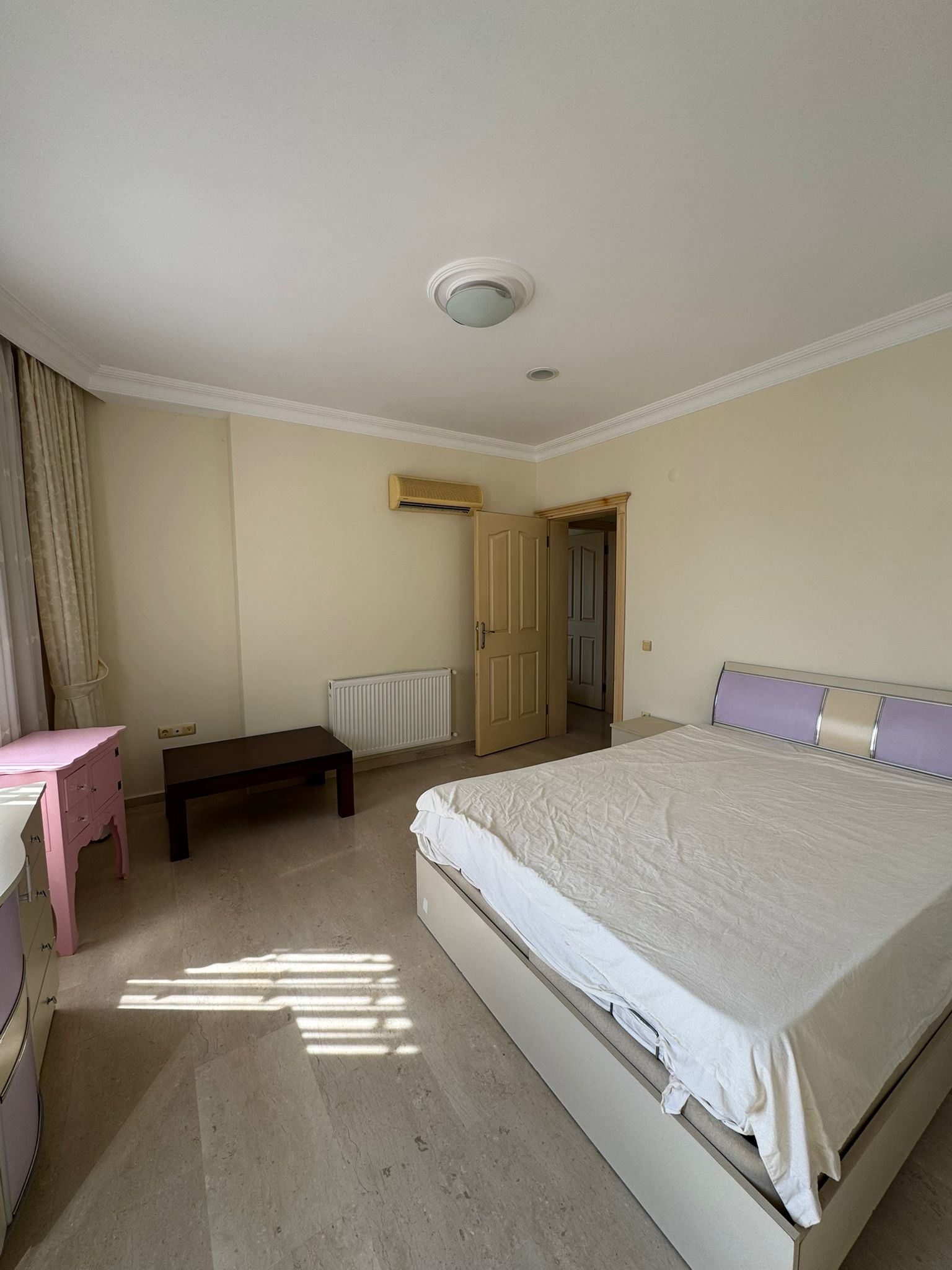 Konaklı'da, deniz manzaralı ve eşyalı, iki katlı 3+1 villa – bir kır evi kompleksinde.