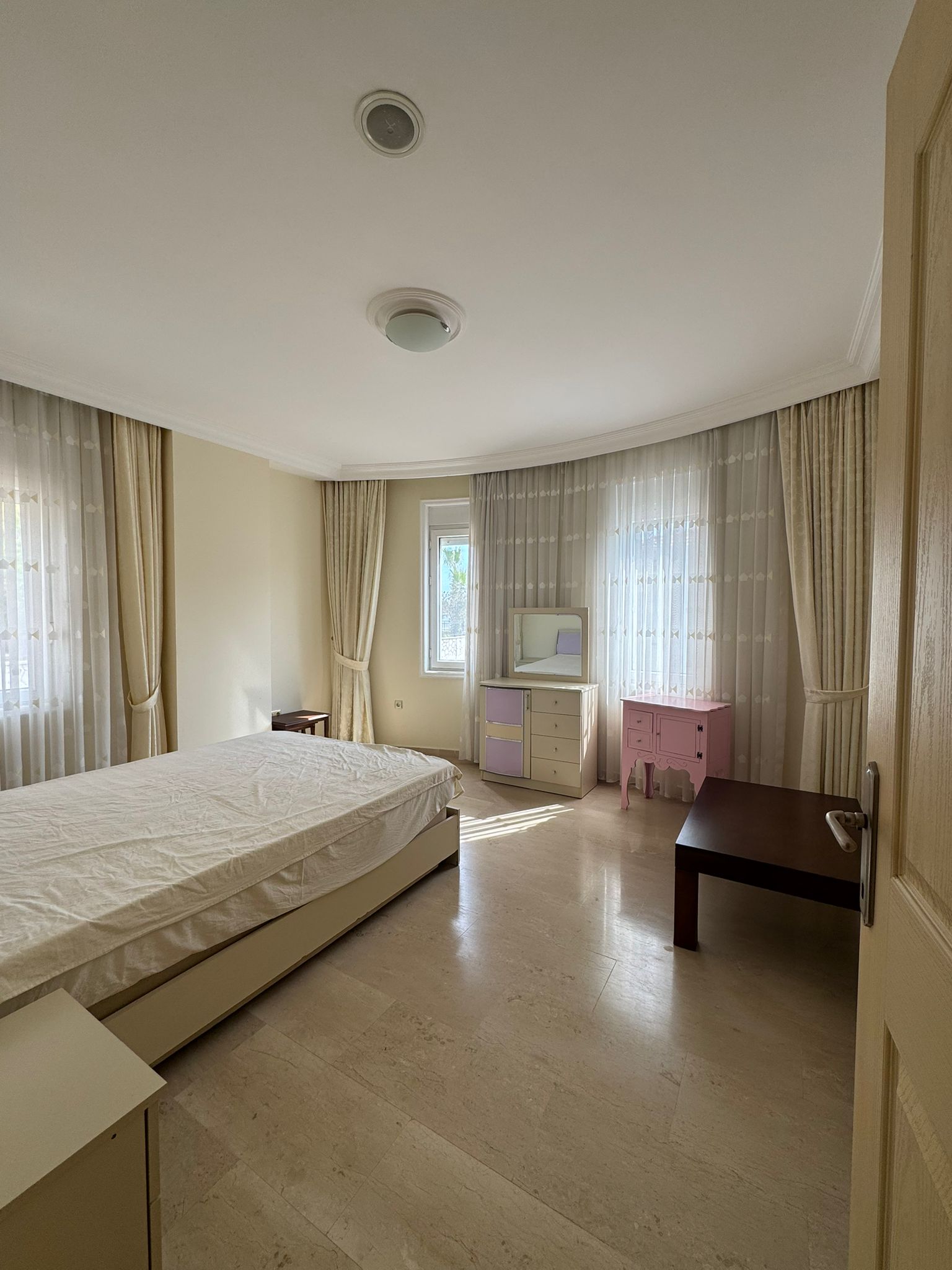 Konaklı'da, deniz manzaralı ve eşyalı, iki katlı 3+1 villa – bir kır evi kompleksinde.