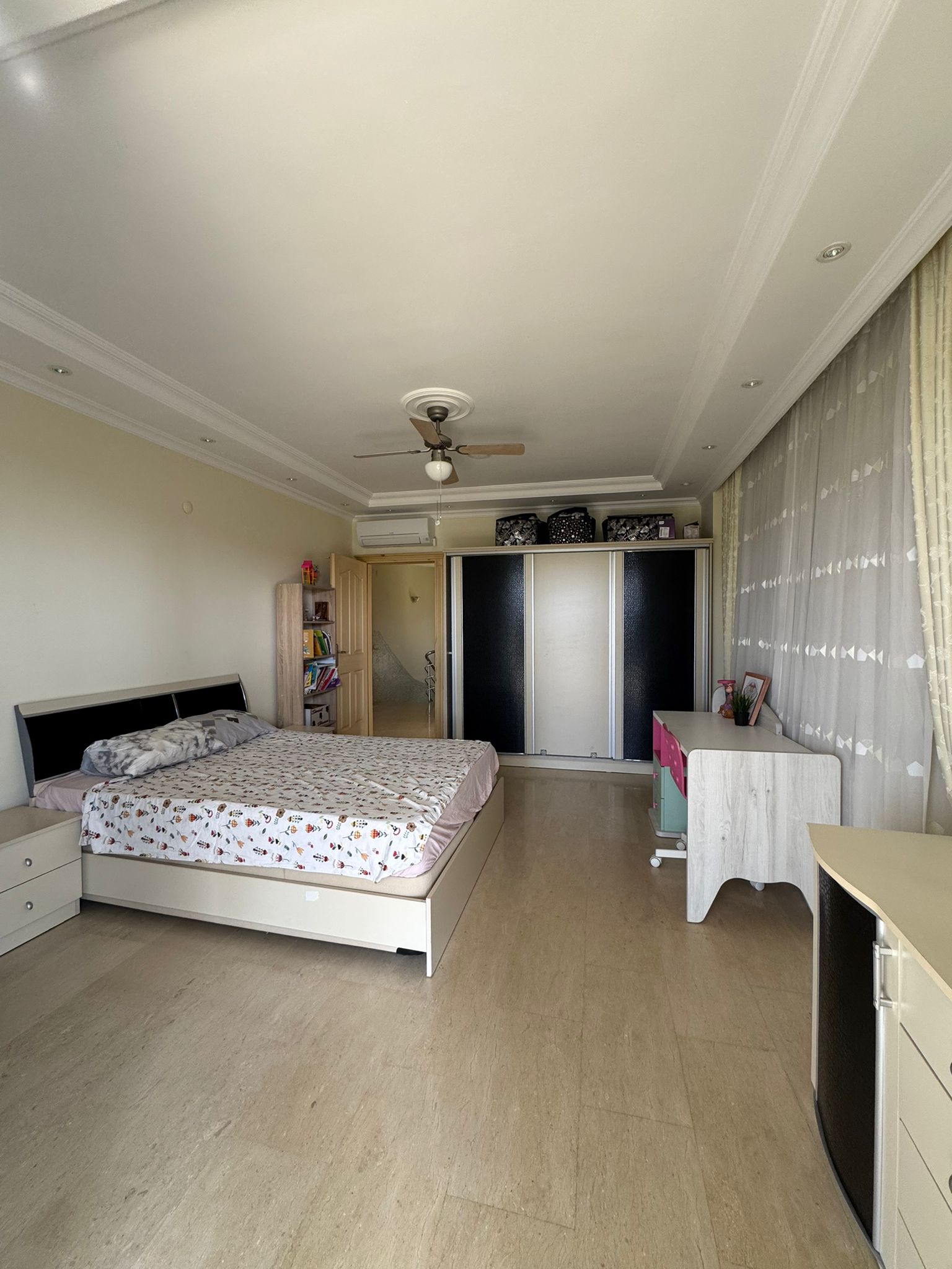 Konaklı'da, deniz manzaralı ve eşyalı, iki katlı 3+1 villa – bir kır evi kompleksinde.