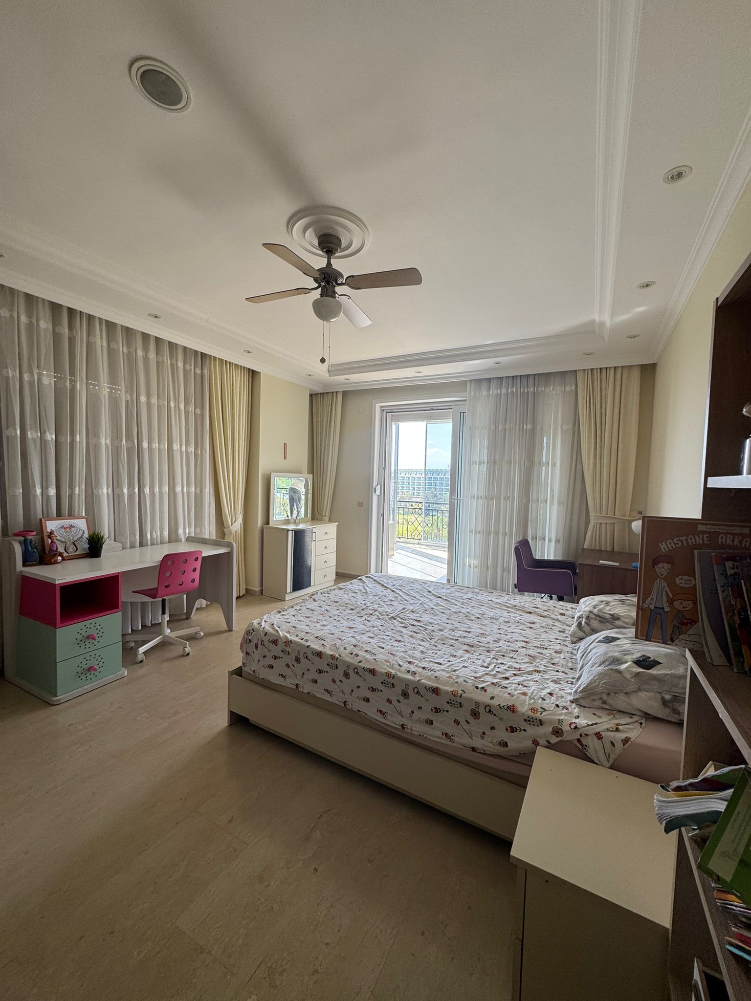 Konaklı'da, deniz manzaralı ve eşyalı, iki katlı 3+1 villa – bir kır evi kompleksinde.