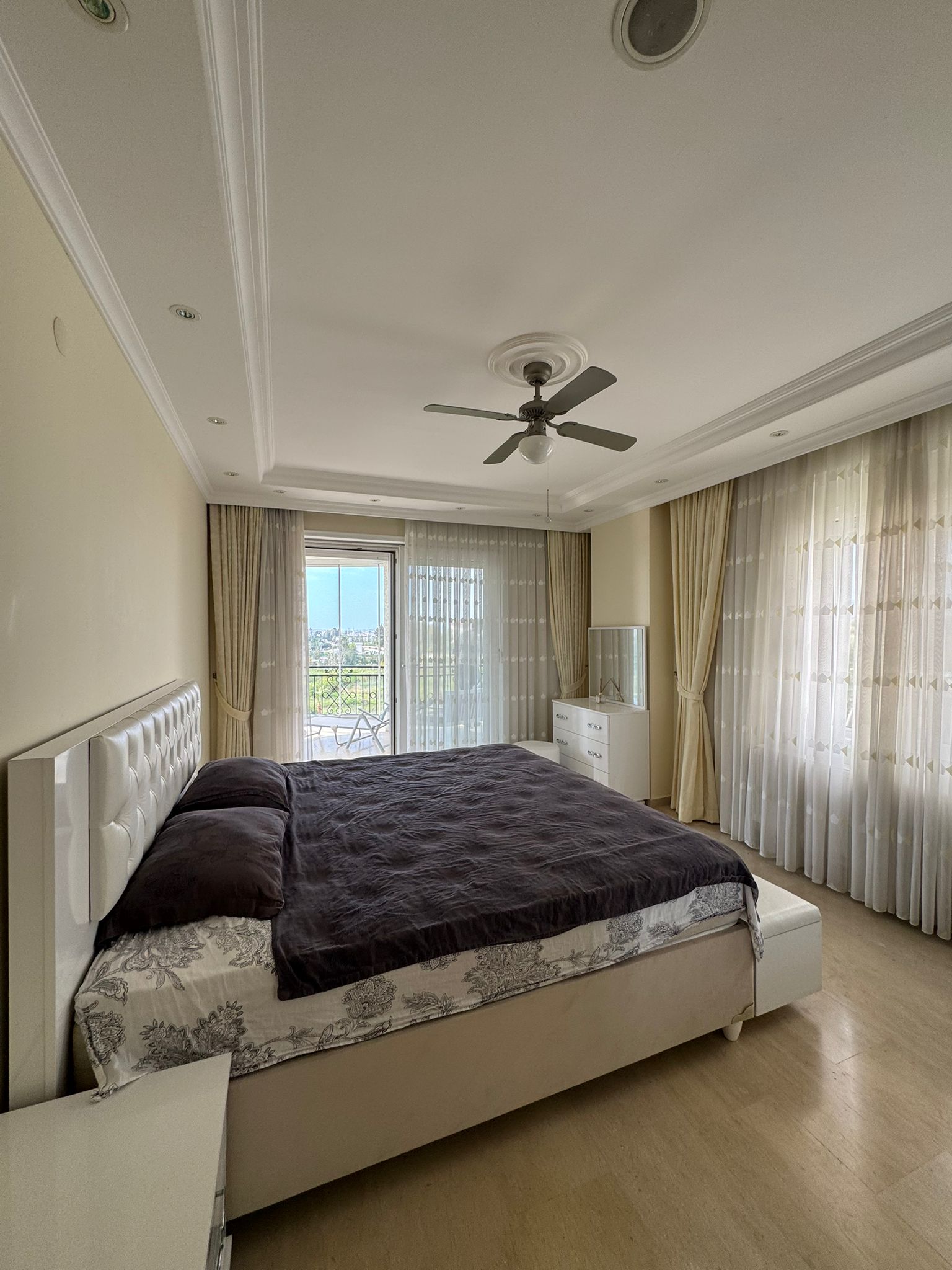 Konaklı'da, deniz manzaralı ve eşyalı, iki katlı 3+1 villa – bir kır evi kompleksinde.