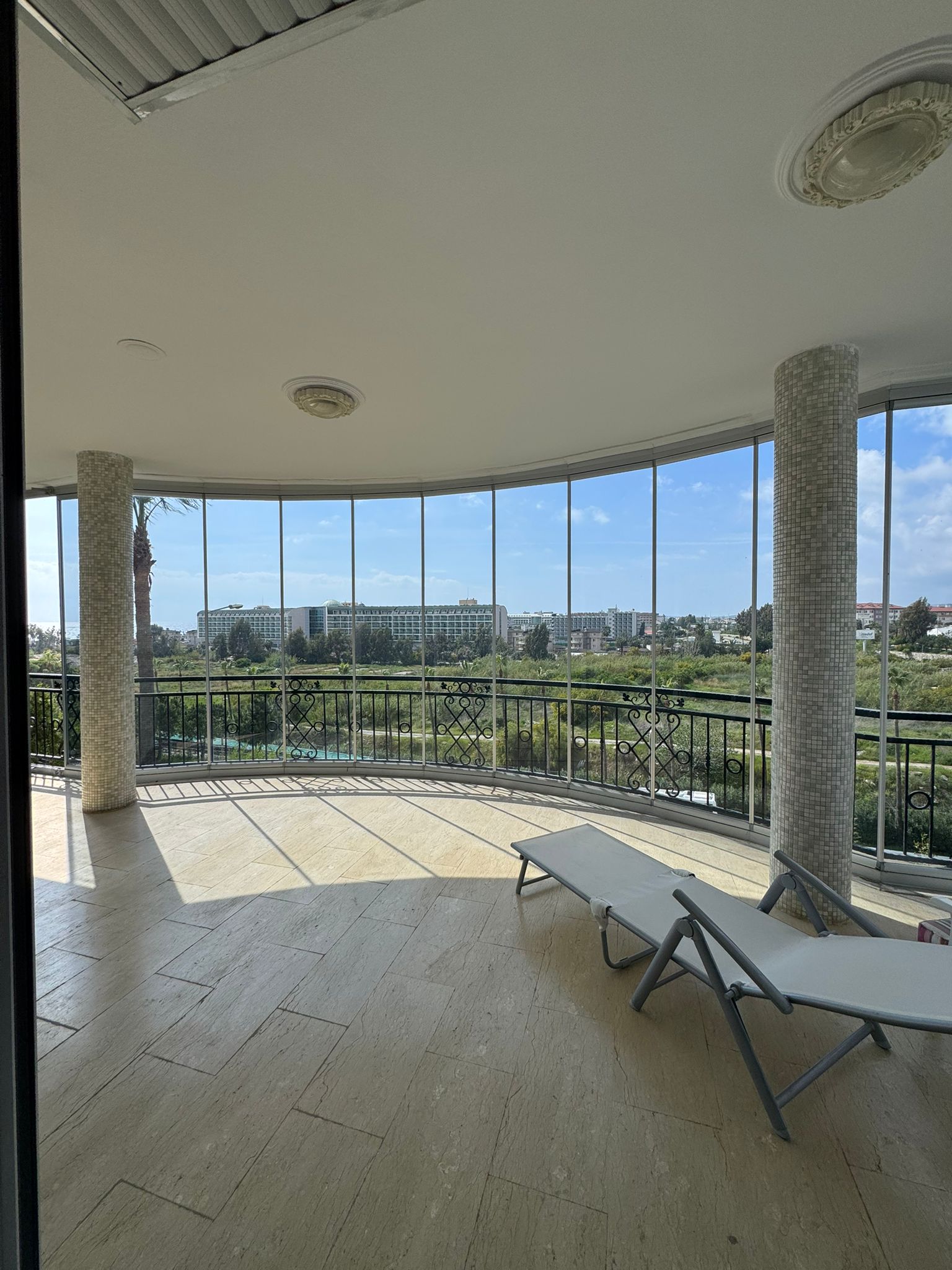 Konaklı'da, deniz manzaralı ve eşyalı, iki katlı 3+1 villa – bir kır evi kompleksinde.