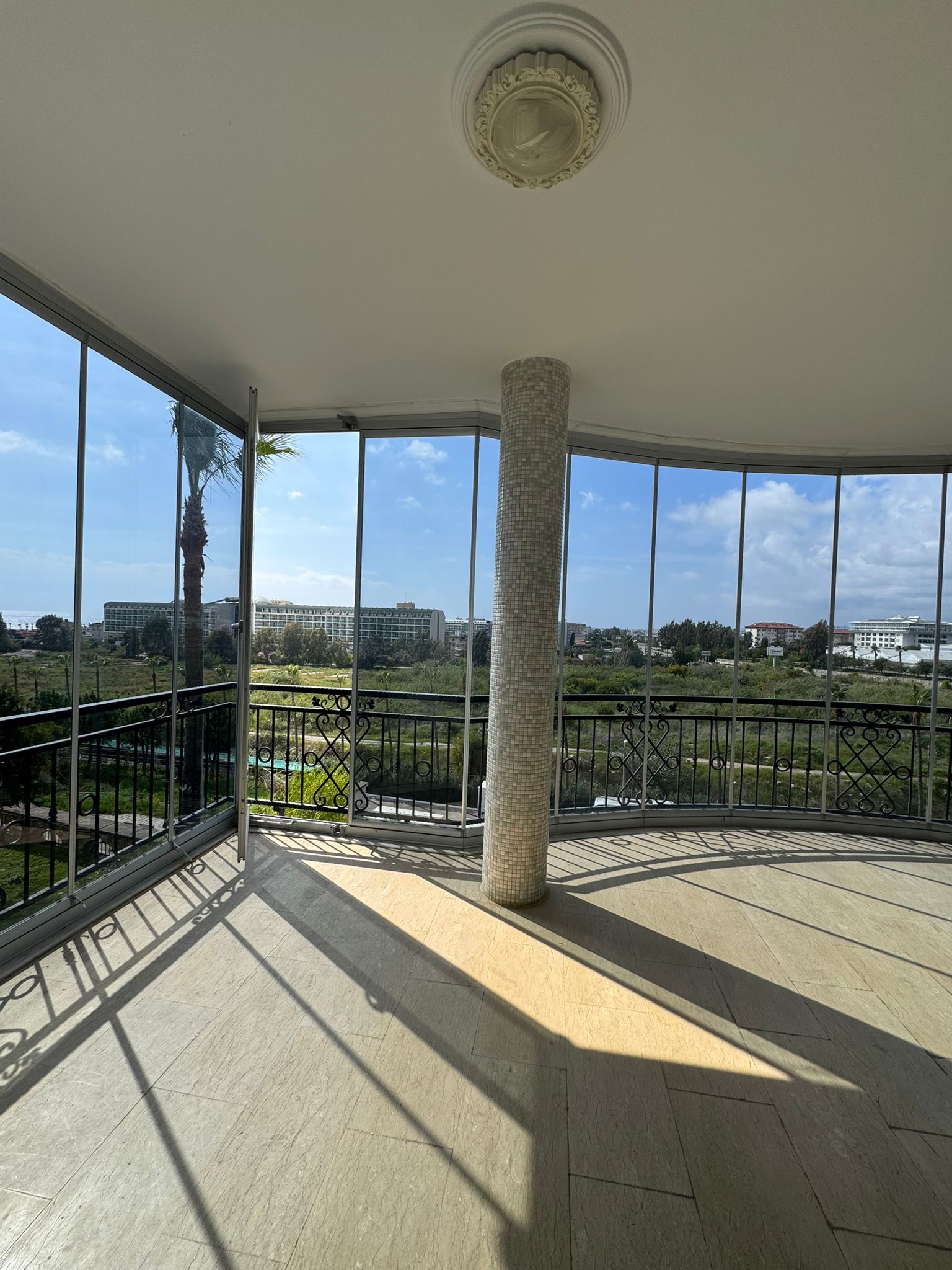 Konaklı'da, deniz manzaralı ve eşyalı, iki katlı 3+1 villa – bir kır evi kompleksinde.