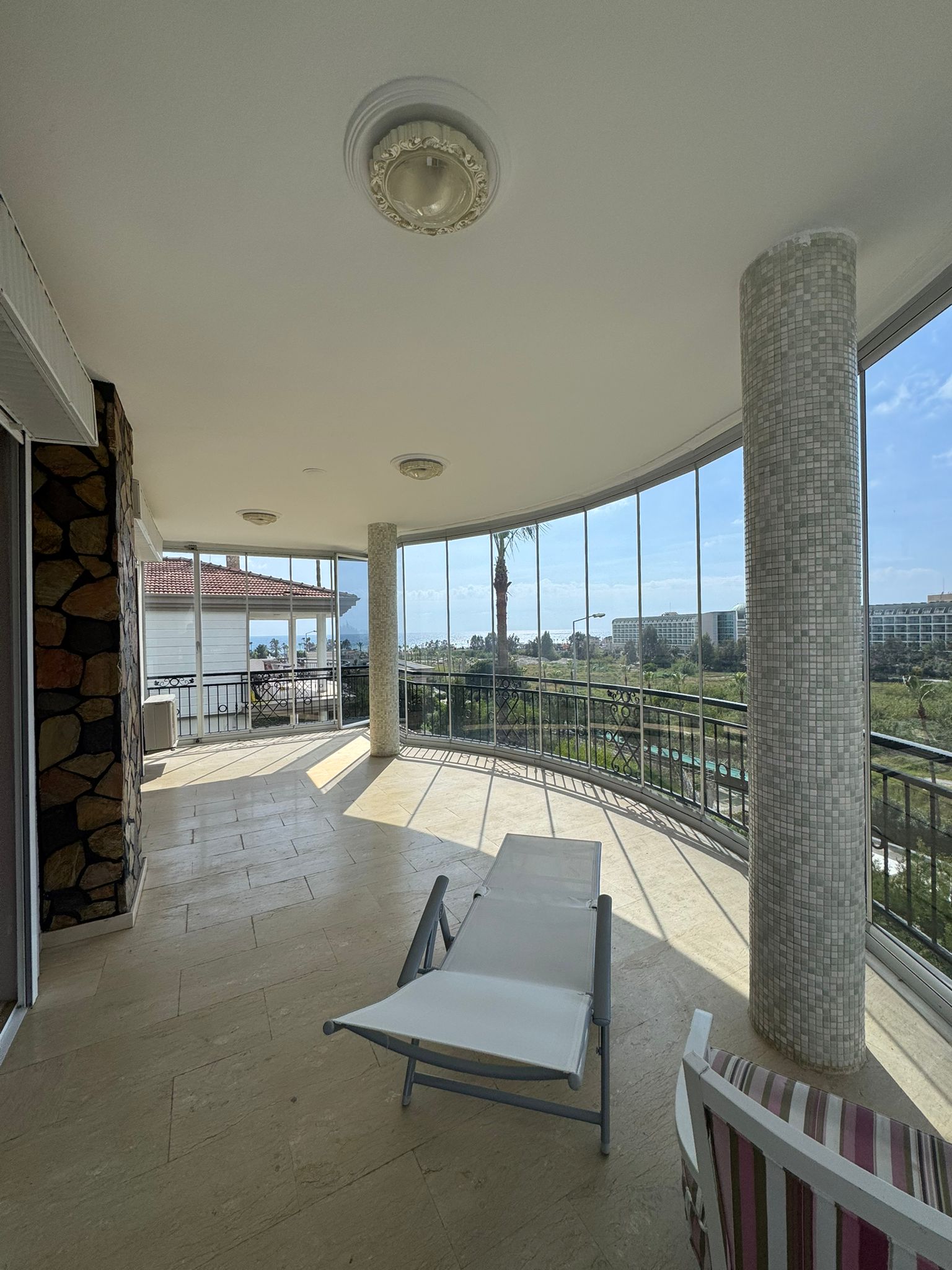 Konaklı'da, deniz manzaralı ve eşyalı, iki katlı 3+1 villa – bir kır evi kompleksinde.