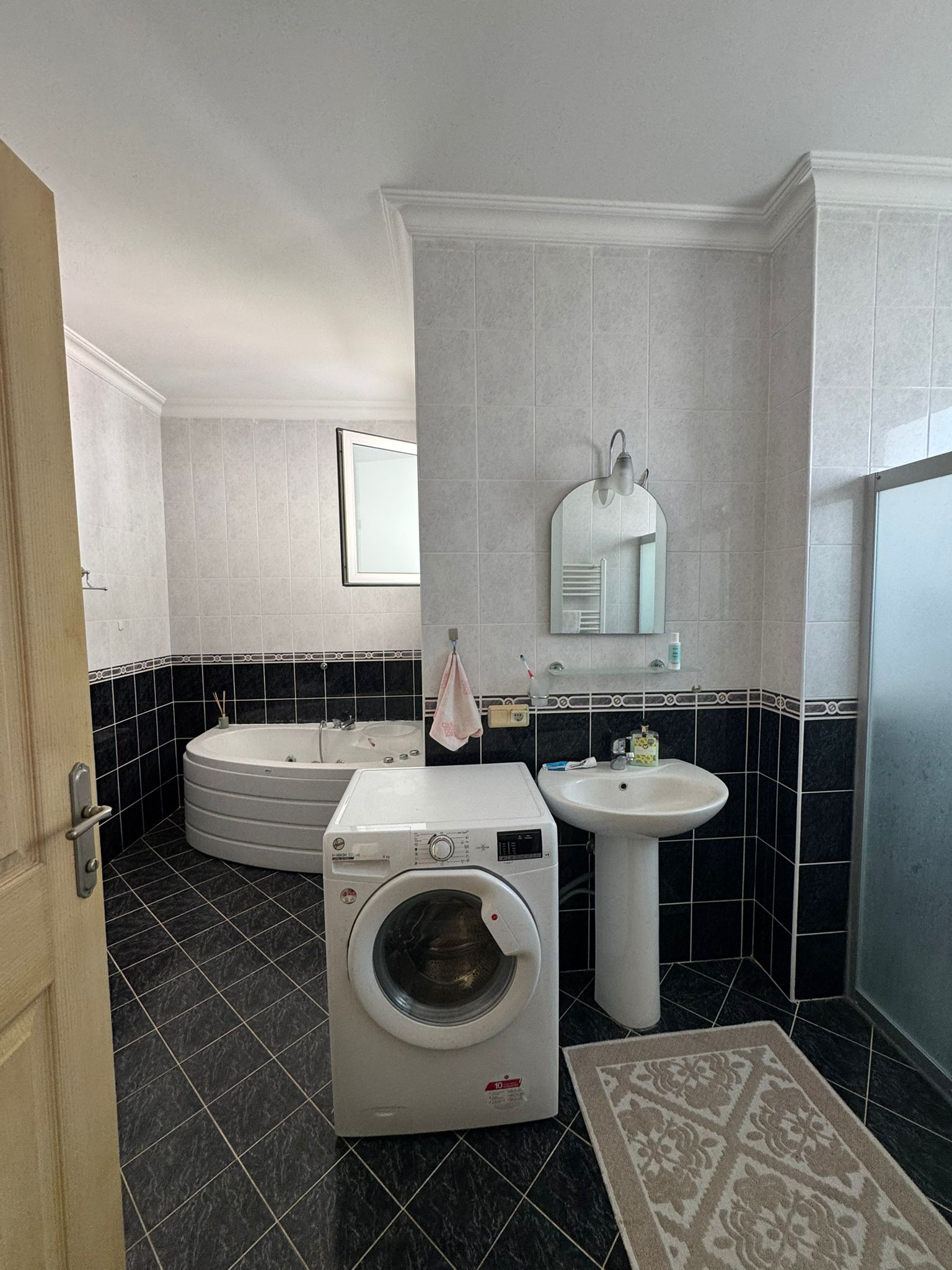 Konaklı'da, deniz manzaralı ve eşyalı, iki katlı 3+1 villa – bir kır evi kompleksinde.