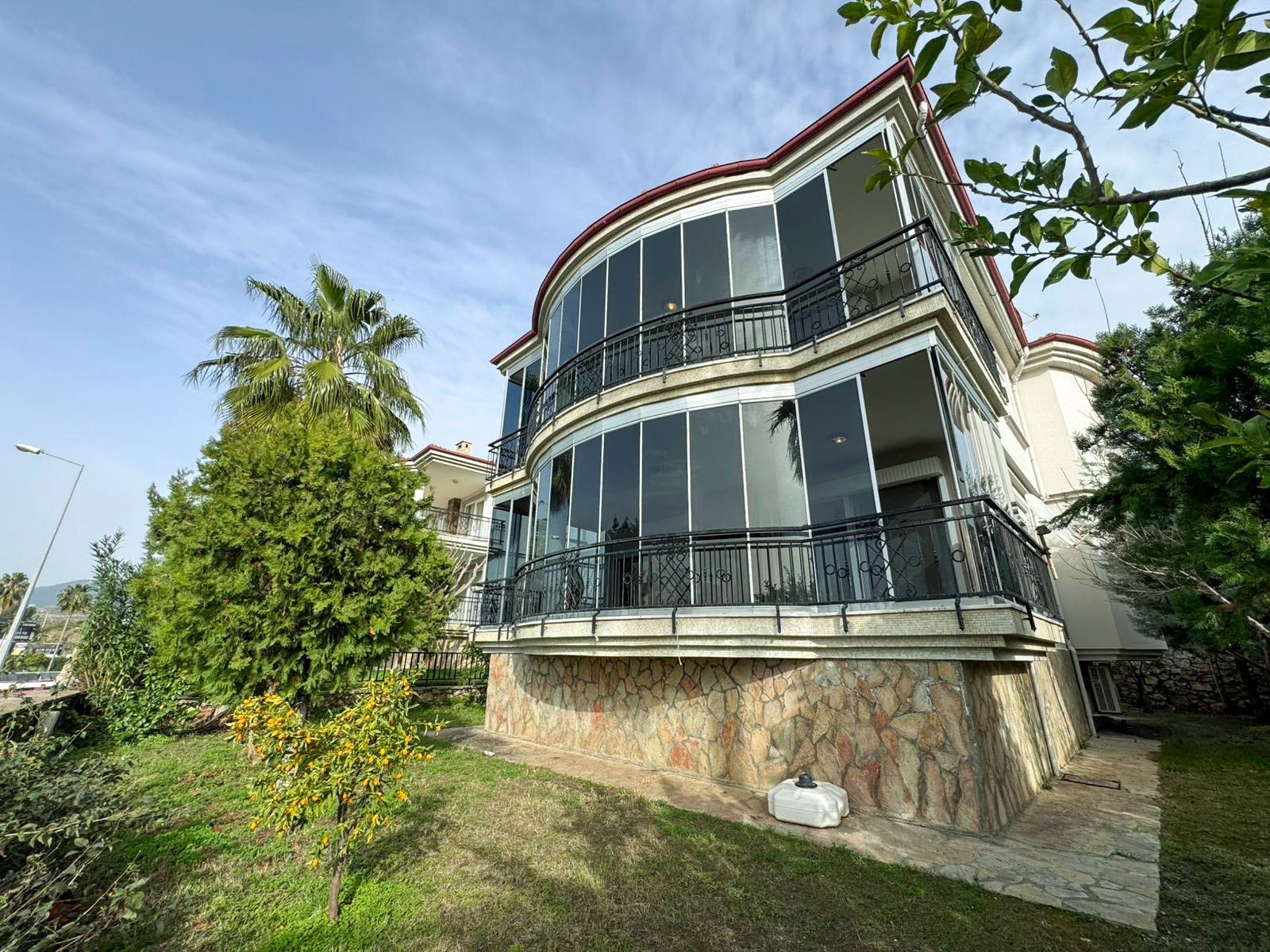Two-story 3+1 villa in Konakli – furnished and with sea views in a cottage complex