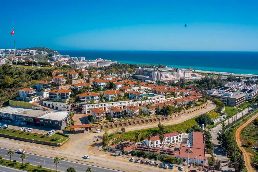 Two-story 3+1 villa in Konakli – furnished and with sea views in a cottage complex