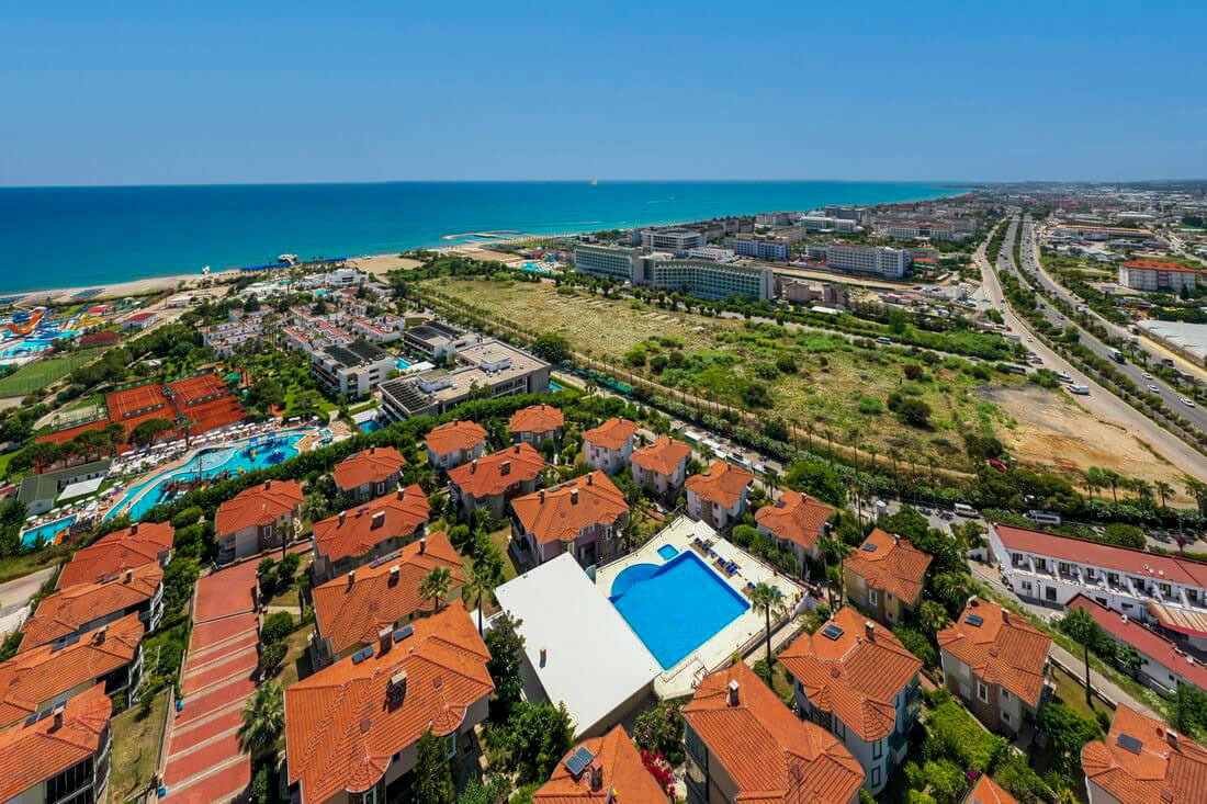 Two-story 3+1 villa in Konakli – furnished and with sea views in a cottage complex