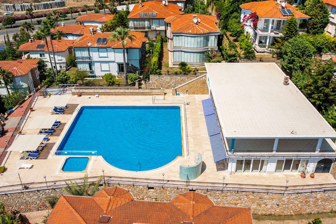 Two-story 3+1 villa in Konakli – furnished and with sea views in a cottage complex