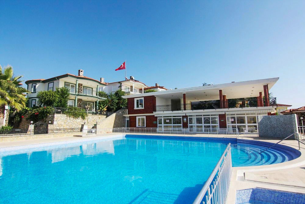 Konaklı'da, deniz manzaralı ve eşyalı, iki katlı 3+1 villa – bir kır evi kompleksinde.